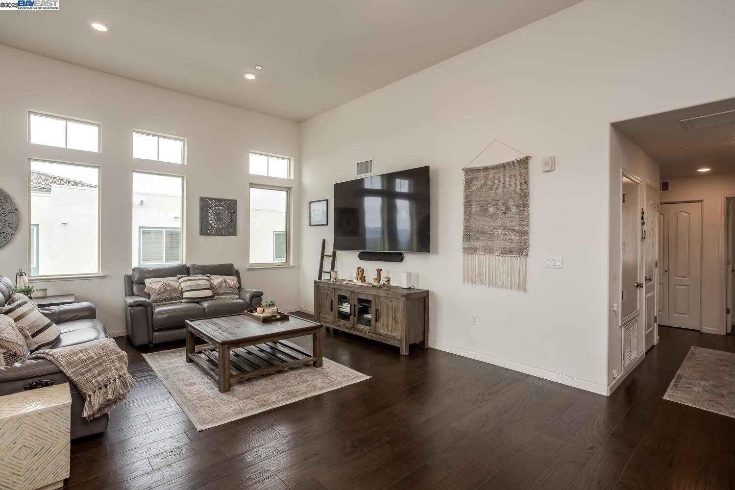 Detail Gallery Image 5 of 32 For 3077 Valley of Hearts Dlght Pl #6,  San Jose,  CA 95136-4977 - 2 Beds | 2 Baths