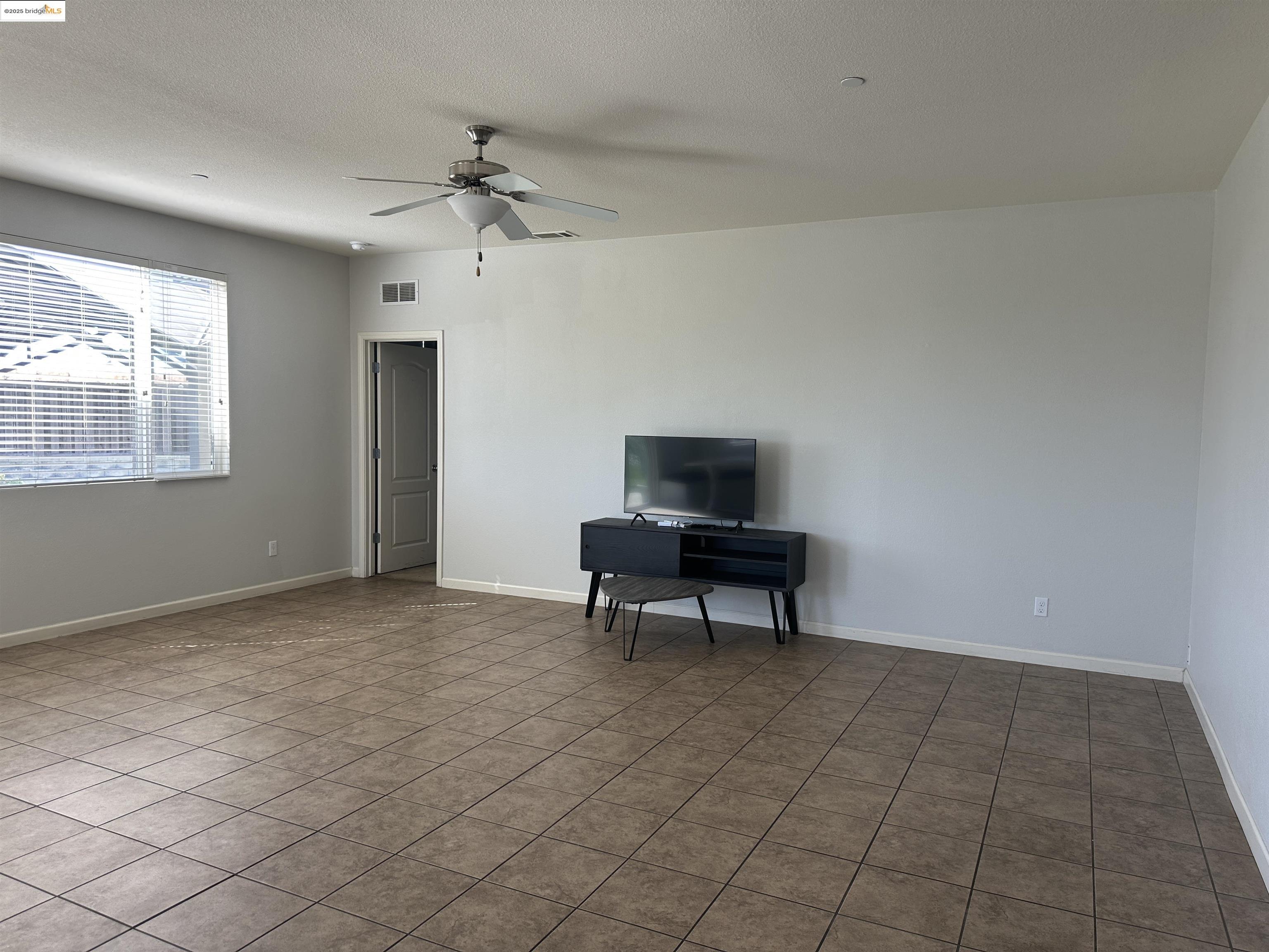 Detail Gallery Image 4 of 30 For 649 Poplar Ct, Oakley,  CA 94561 - 5 Beds | 3/1 Baths