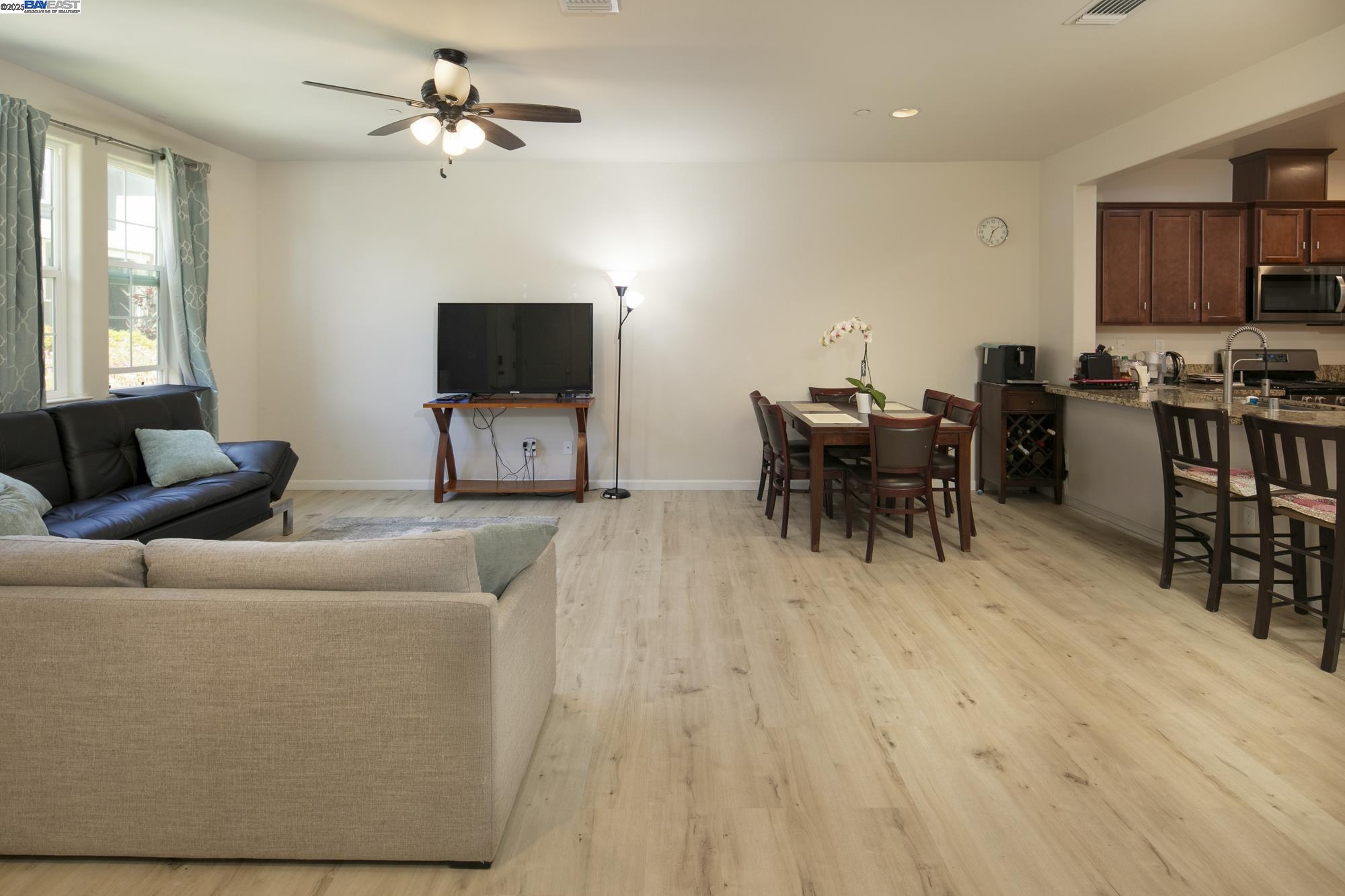 Detail Gallery Image 7 of 22 For 17819 Banks Street, –,  CA 93933 - 3 Beds | 2/1 Baths