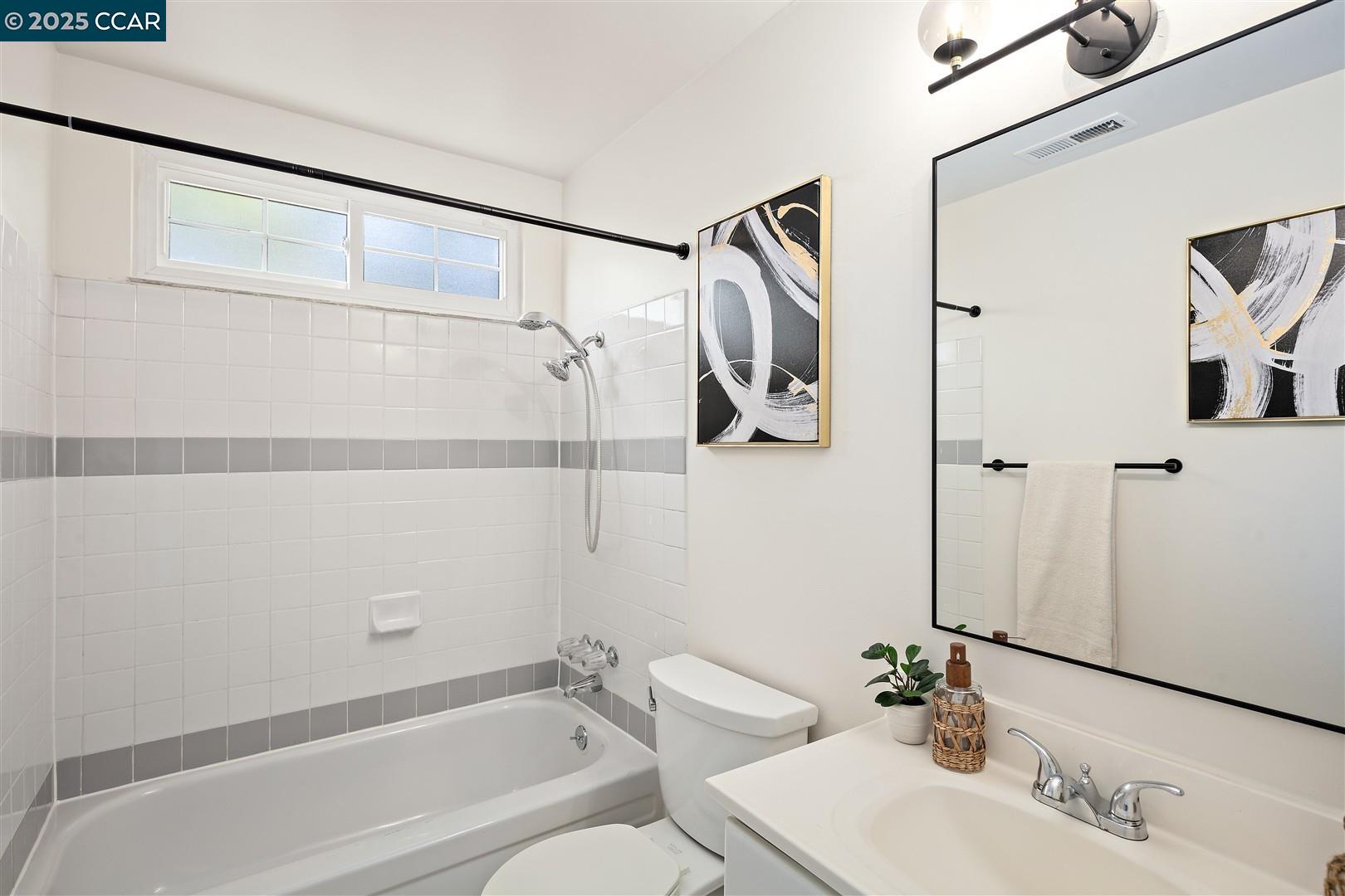 Detail Gallery Image 12 of 60 For 2283 Greenwich Rd, San Pablo,  CA 94806 - 4 Beds | 3 Baths