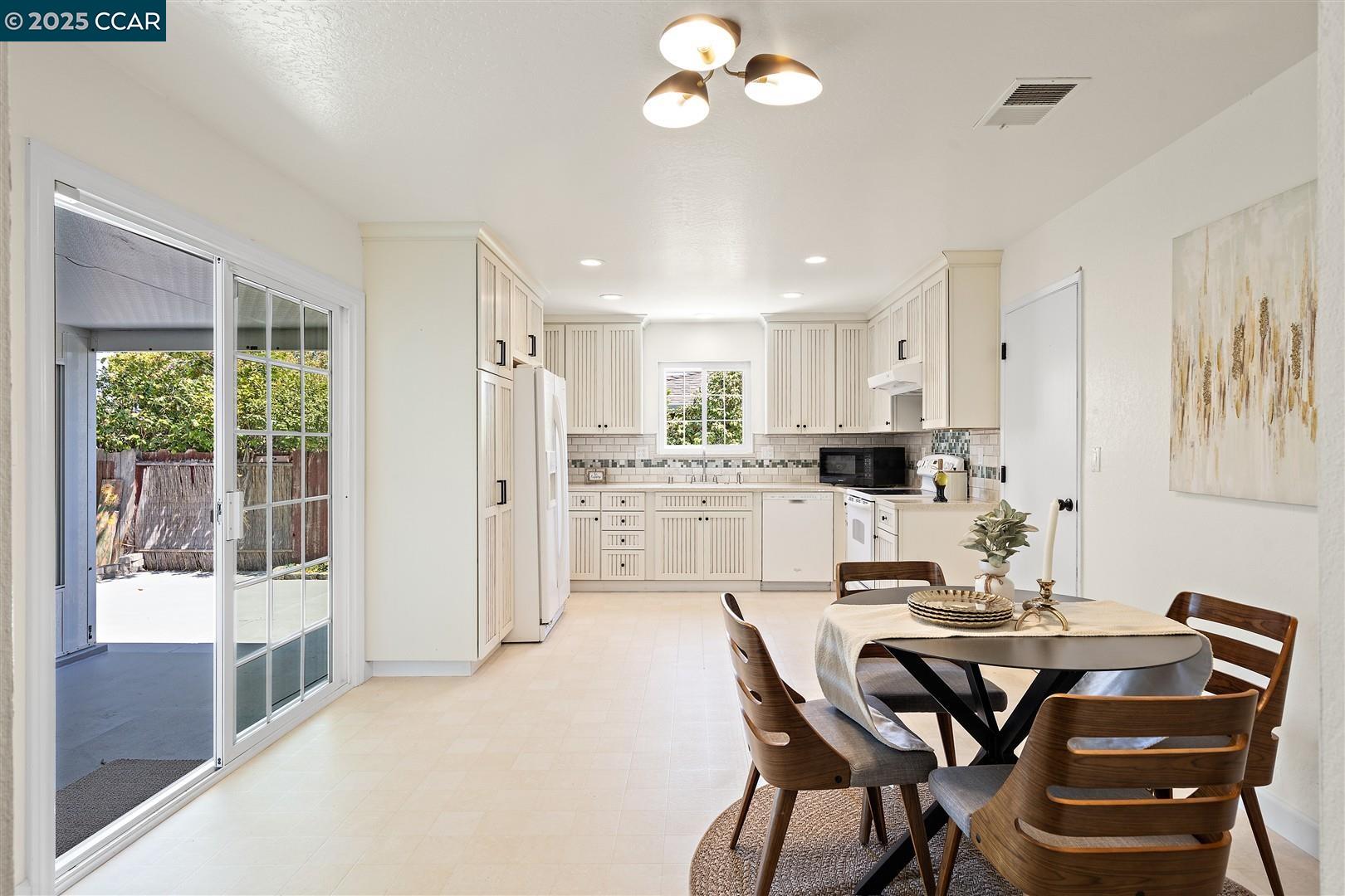 Detail Gallery Image 8 of 60 For 2283 Greenwich Rd, San Pablo,  CA 94806 - 4 Beds | 3 Baths