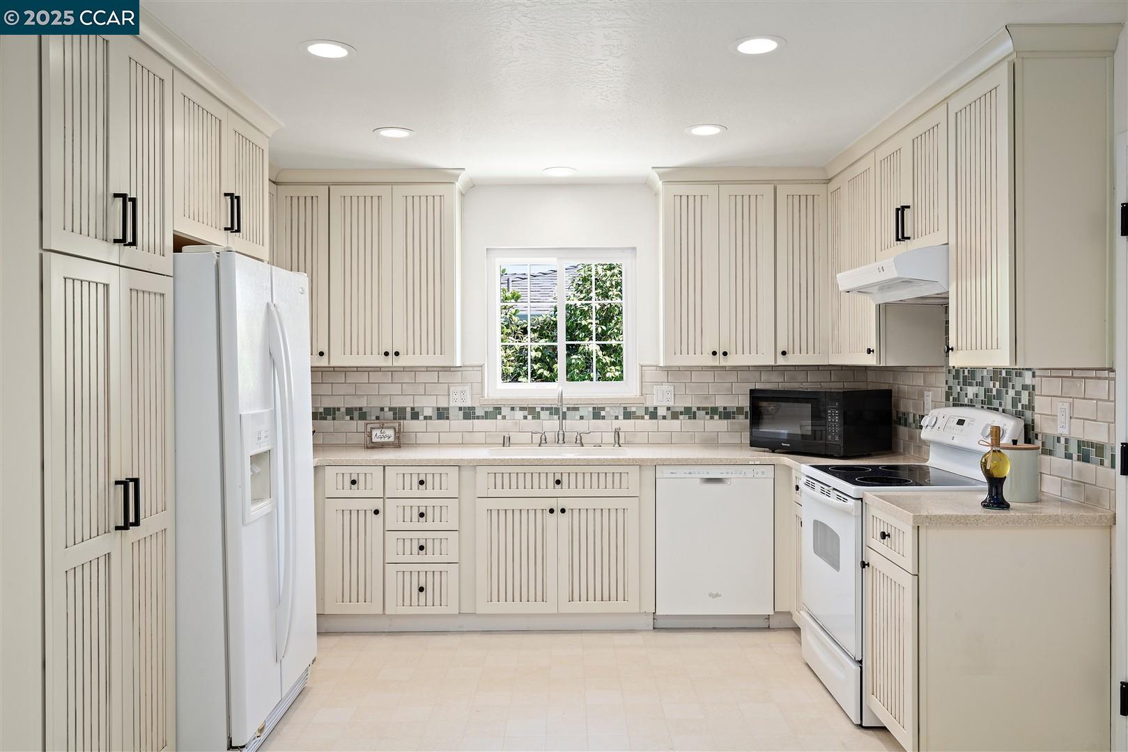 Detail Gallery Image 9 of 60 For 2283 Greenwich Rd, San Pablo,  CA 94806 - 4 Beds | 3 Baths