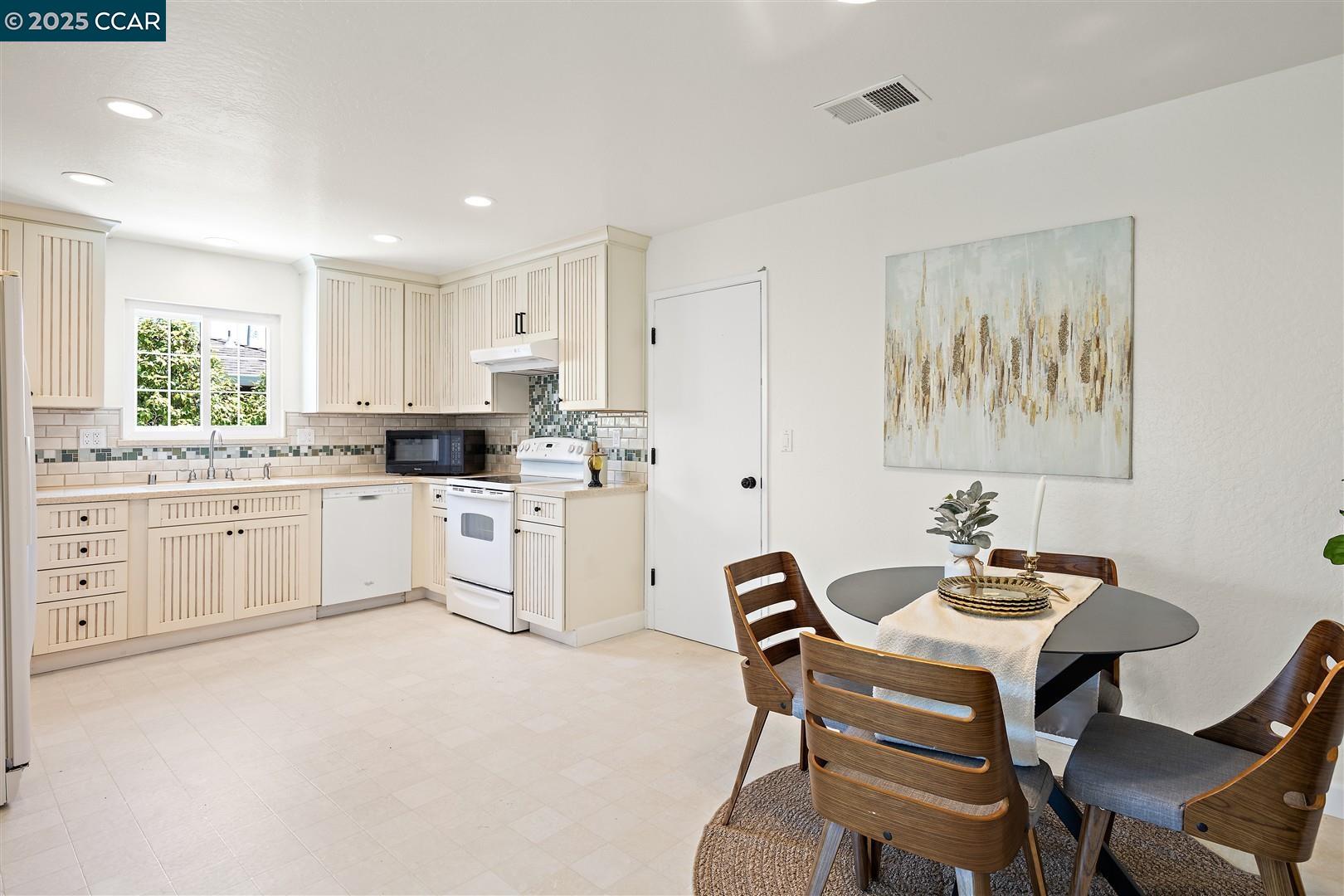 Detail Gallery Image 10 of 60 For 2283 Greenwich Rd, San Pablo,  CA 94806 - 4 Beds | 3 Baths