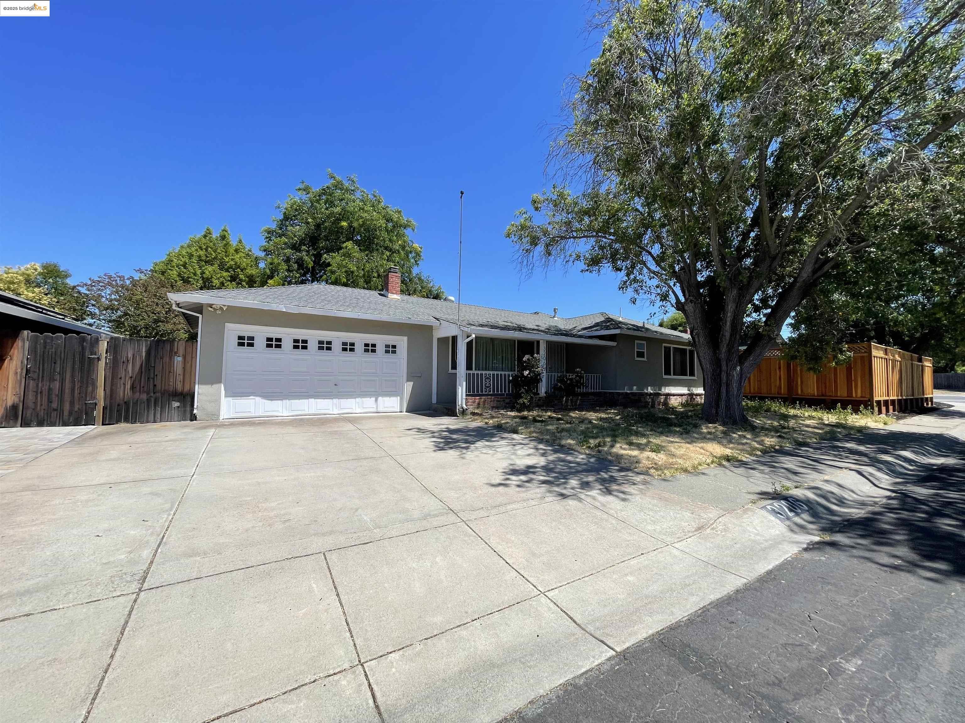 Detail Gallery Image 1 of 32 For 3206 Fitzpatrick Dr, Concord,  CA 94519 - 4 Beds | 2 Baths