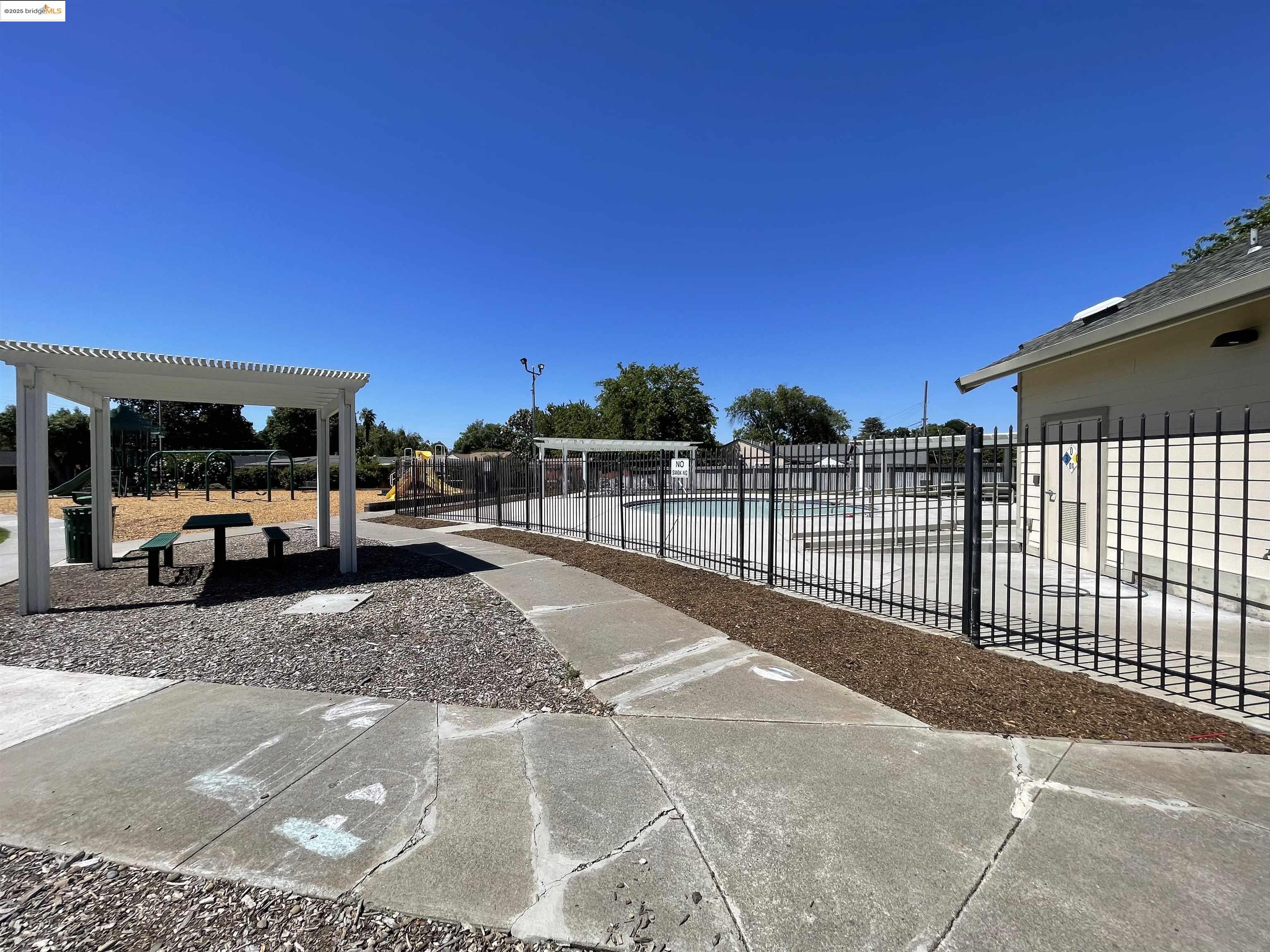 Detail Gallery Image 30 of 32 For 3206 Fitzpatrick Dr, Concord,  CA 94519 - 4 Beds | 2 Baths