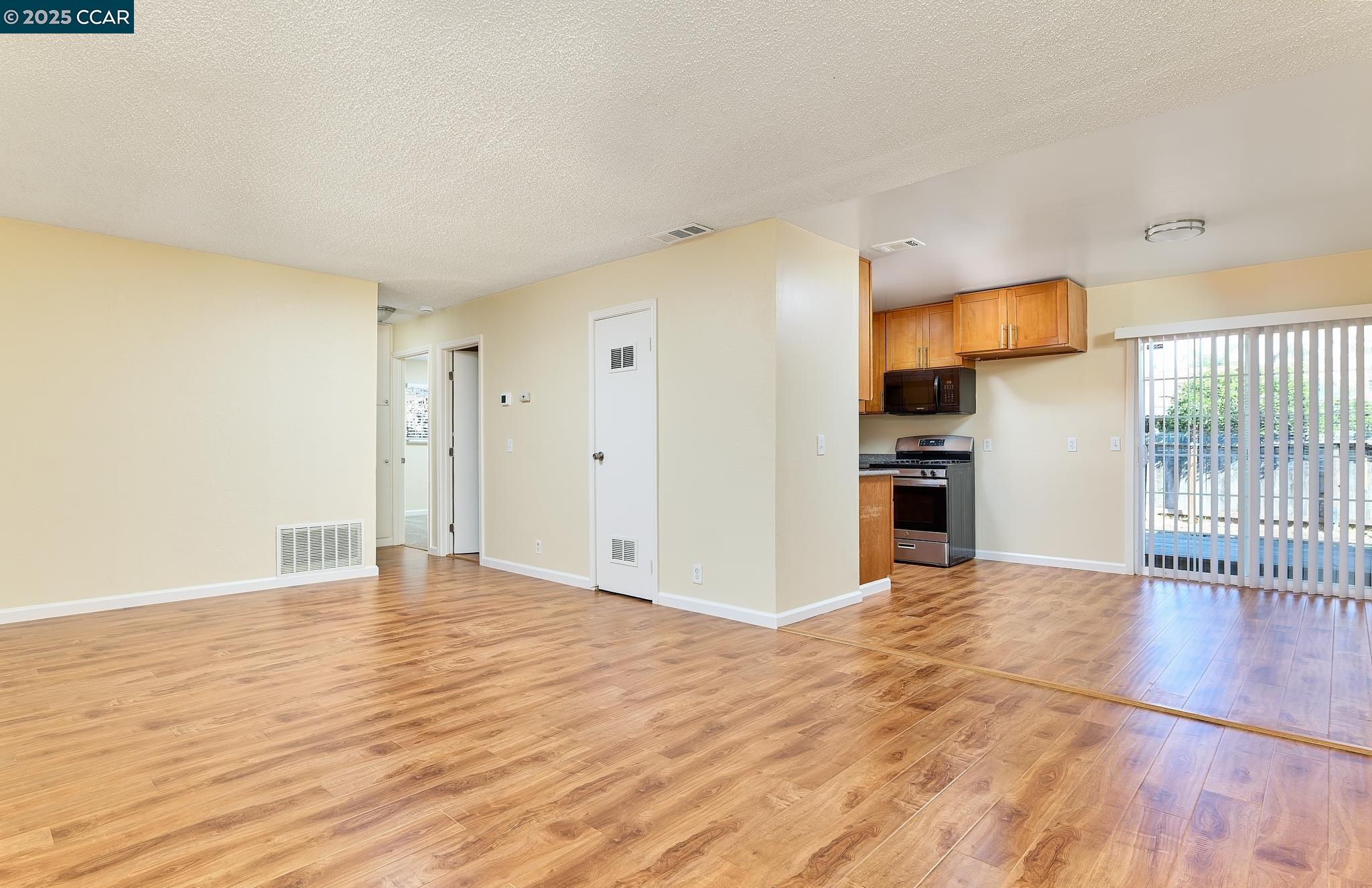 Detail Gallery Image 7 of 21 For 160 Shari Ct, Vallejo,  CA 94589 - 2 Beds | 2 Baths