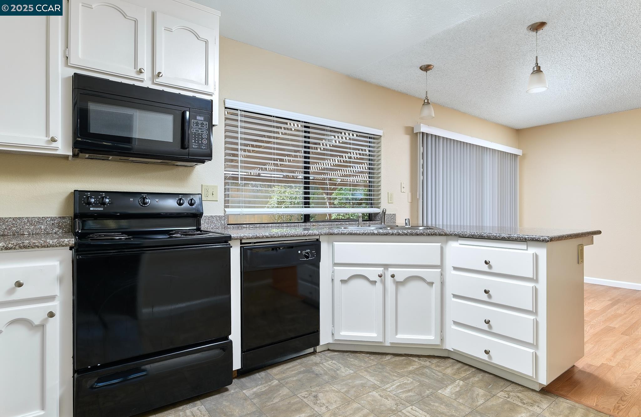Detail Gallery Image 4 of 23 For 2102 Mendocino Dr, Bay Point,  CA 94565 - 4 Beds | 2 Baths