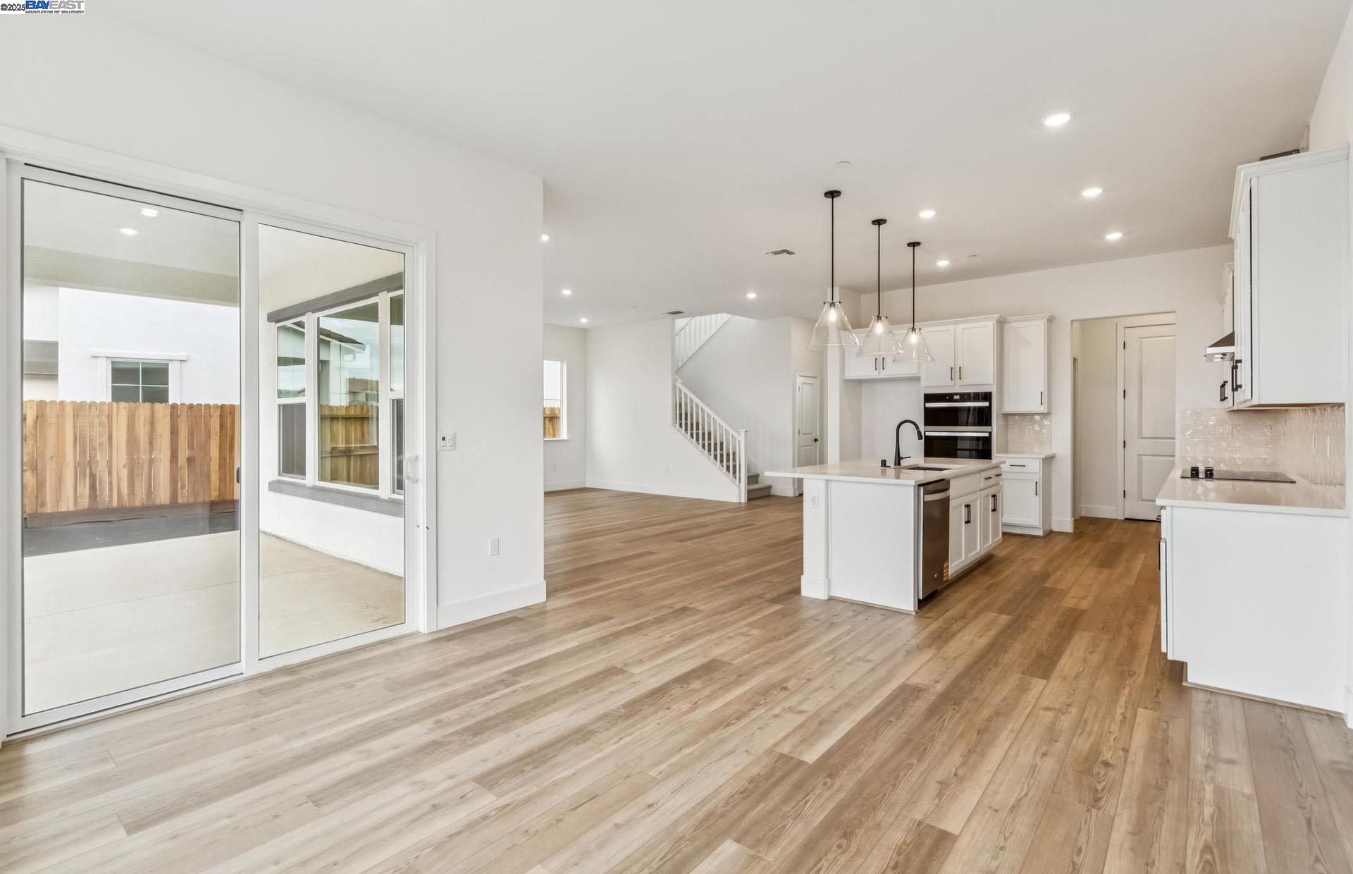 Detail Gallery Image 13 of 49 For Kasnak Drive, Manteca,  CA 95337 - 5 Beds | 4 Baths