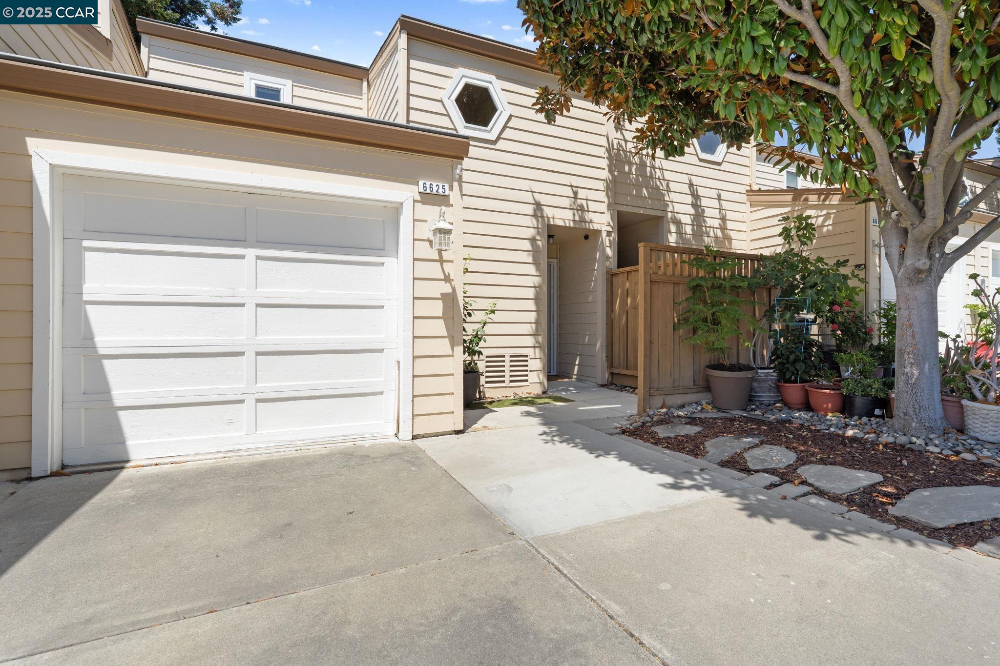 Detail Gallery Image 2 of 49 For 6625 Pioneer Ln, Dublin,  CA 94568 - 2 Beds | 2/1 Baths