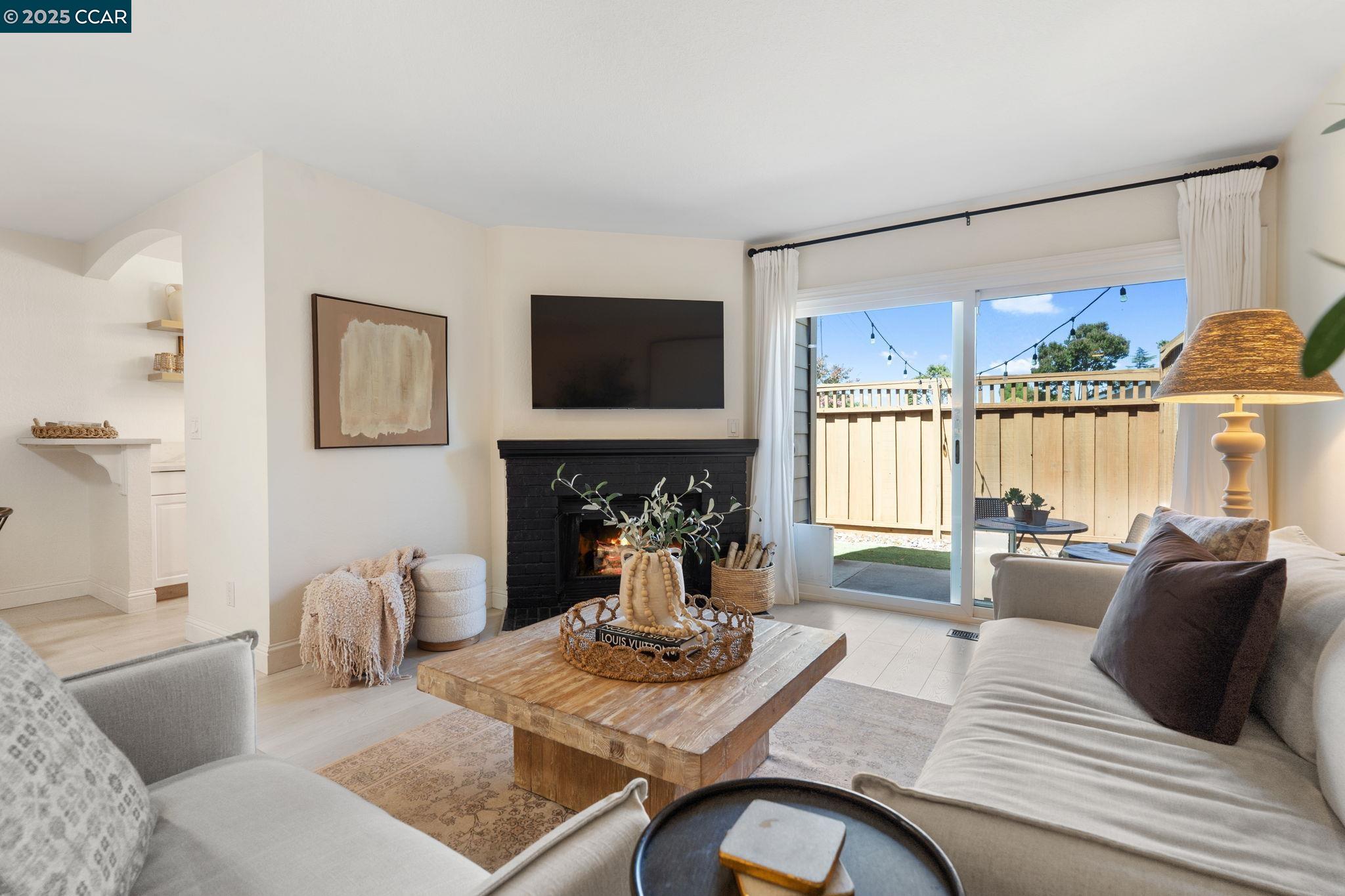 Detail Gallery Image 6 of 49 For 6625 Pioneer Ln, Dublin,  CA 94568 - 2 Beds | 2/1 Baths