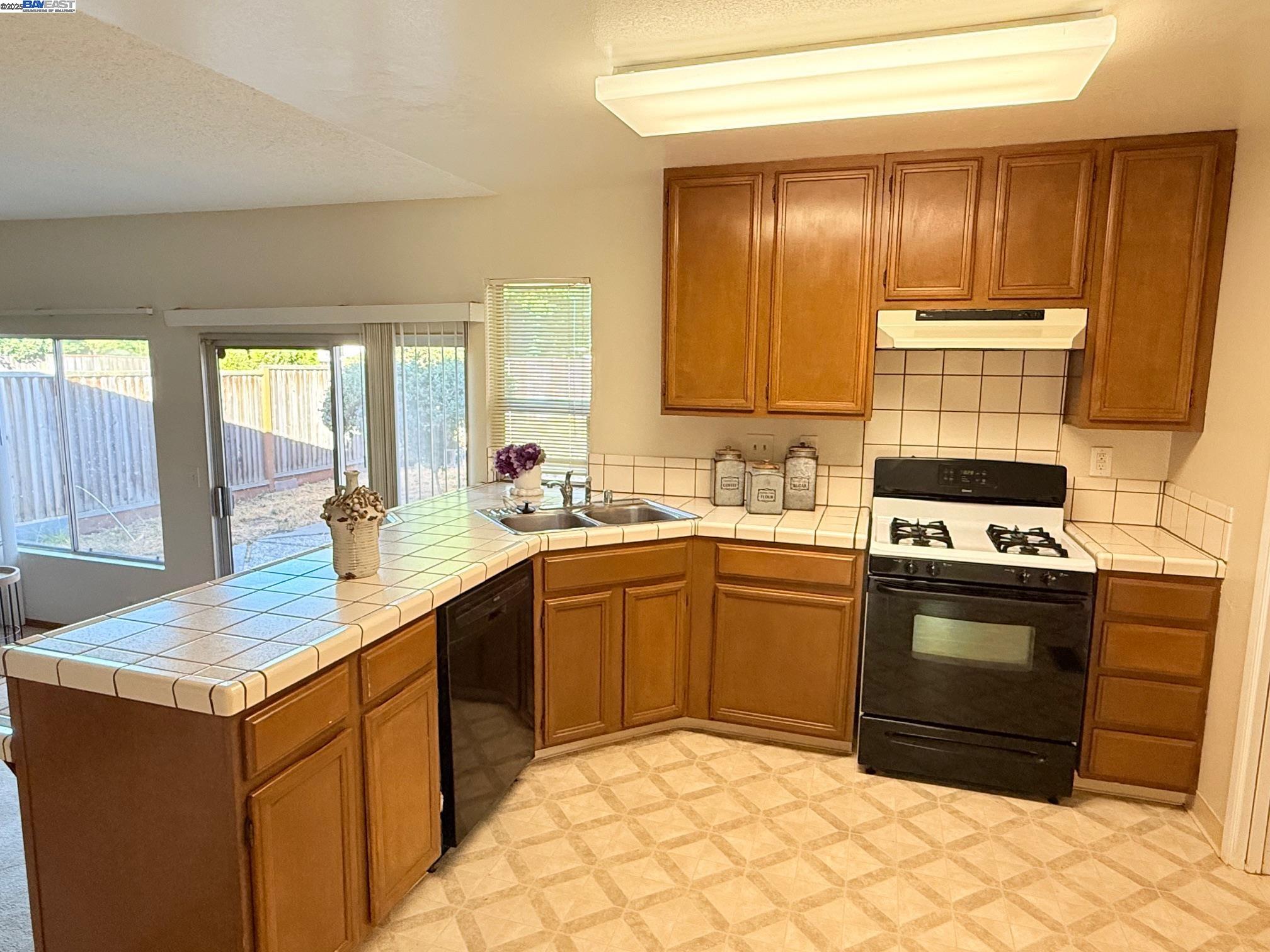 Detail Gallery Image 8 of 23 For 3665 Warwick Rd, Fremont,  CA 94555 - 3 Beds | 2 Baths