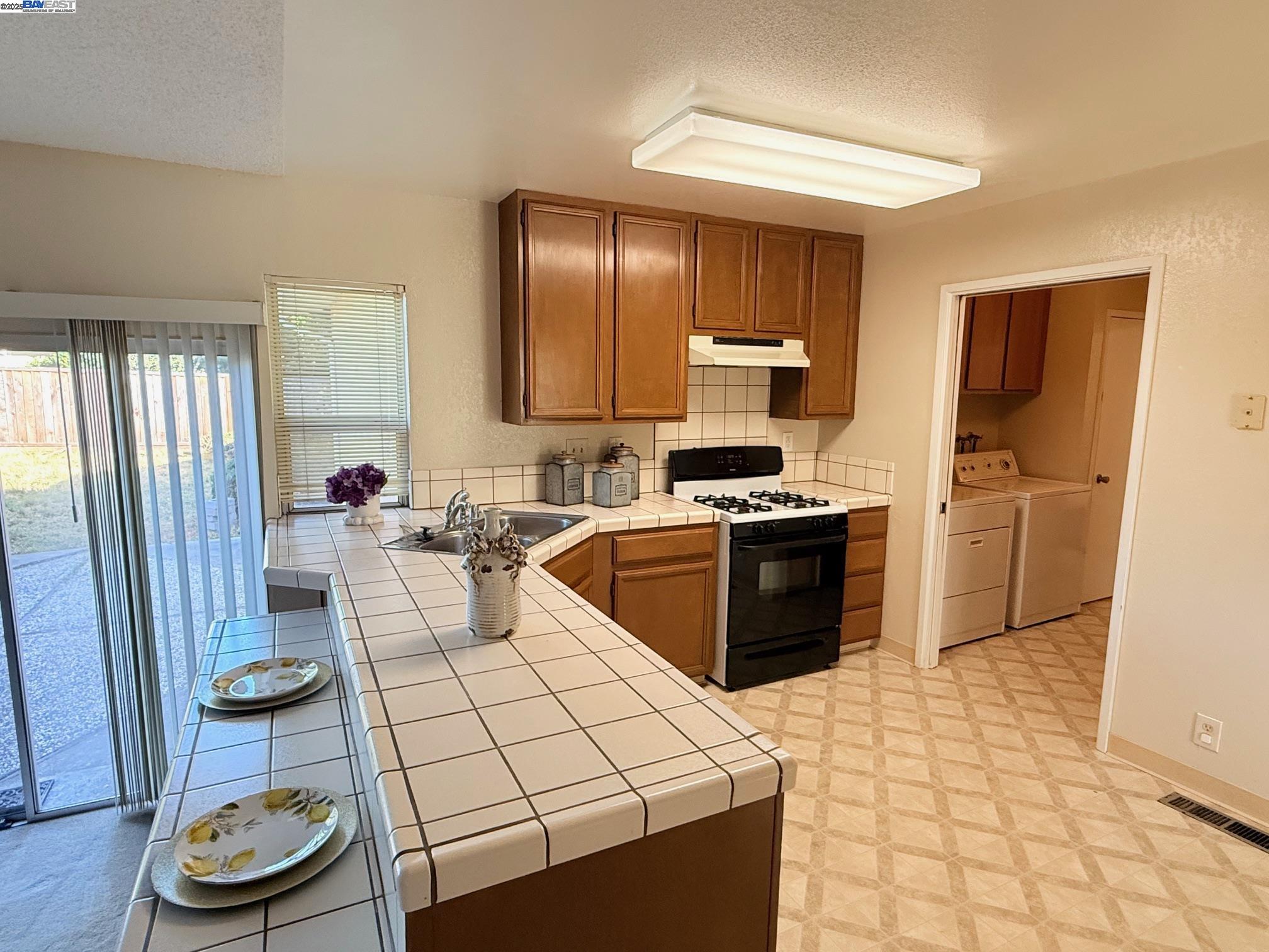 Detail Gallery Image 9 of 23 For 3665 Warwick Rd, Fremont,  CA 94555 - 3 Beds | 2 Baths
