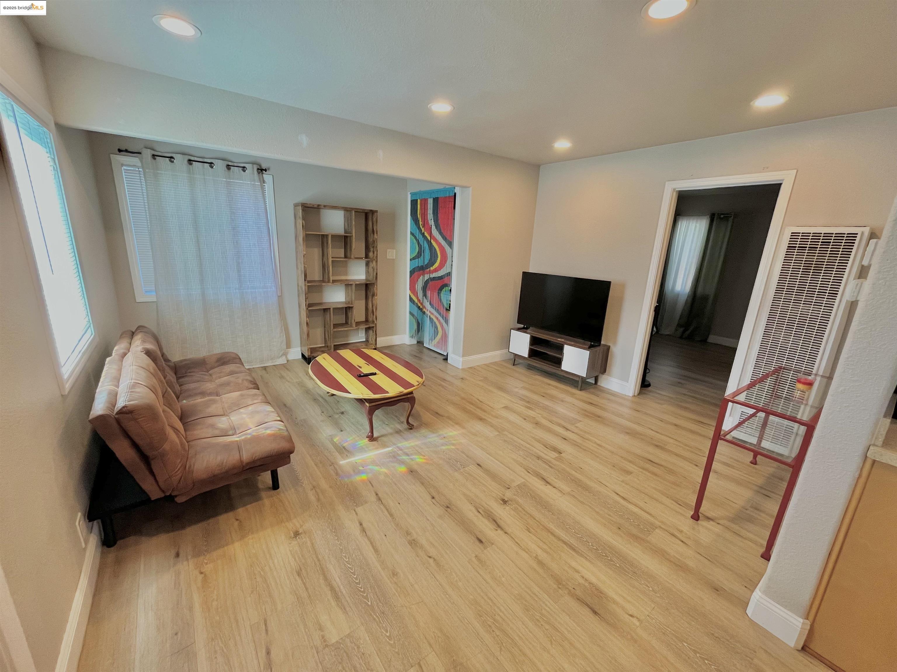 Detail Gallery Image 17 of 26 For 326 Macarthur Blvd, San Leandro,  CA 94577 - – Beds | – Baths