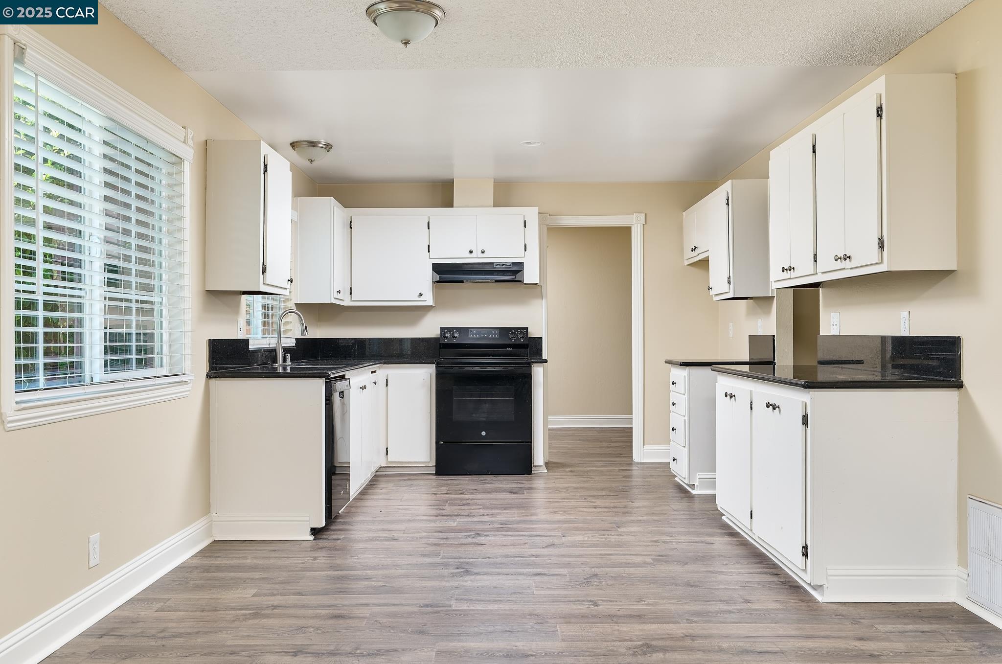 Detail Gallery Image 3 of 27 For 1324 Holmes Ct, Fairfield,  CA 94533 - 4 Beds | 2/1 Baths