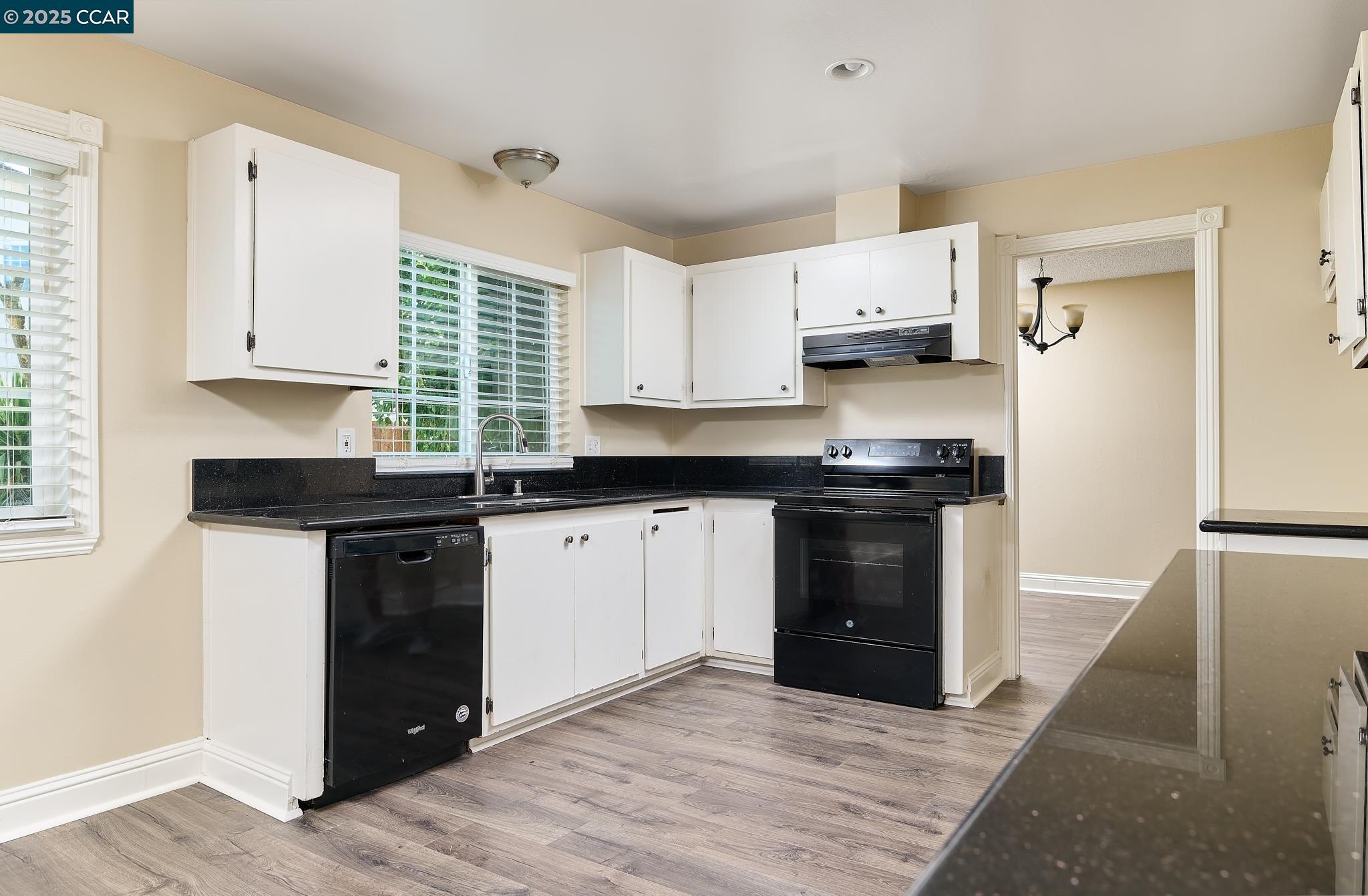 Detail Gallery Image 4 of 27 For 1324 Holmes Ct, Fairfield,  CA 94533 - 4 Beds | 2/1 Baths