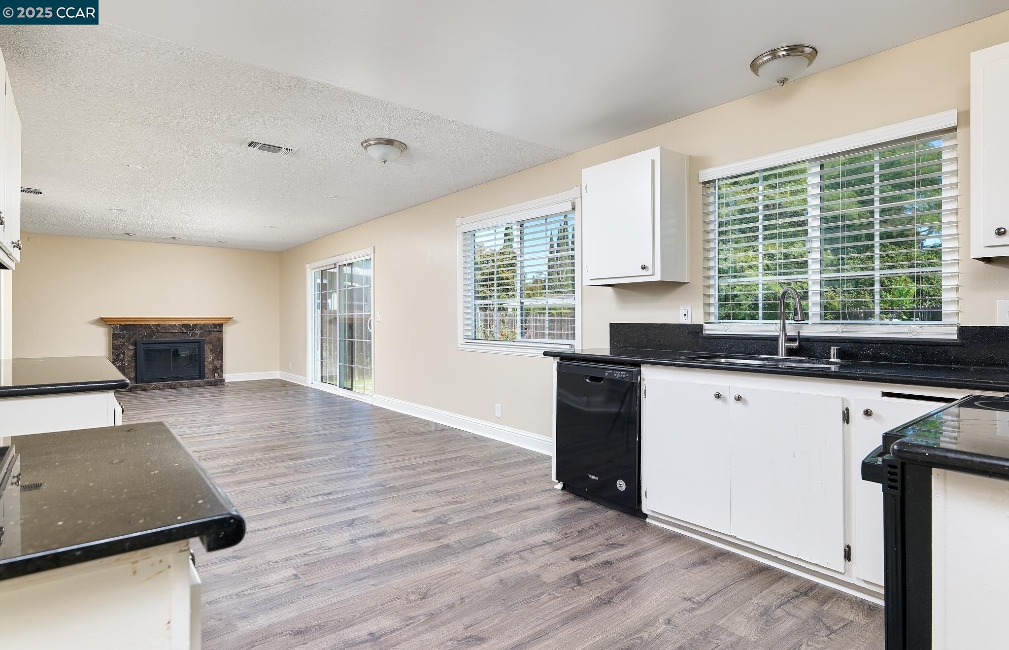 Detail Gallery Image 5 of 27 For 1324 Holmes Ct, Fairfield,  CA 94533 - 4 Beds | 2/1 Baths
