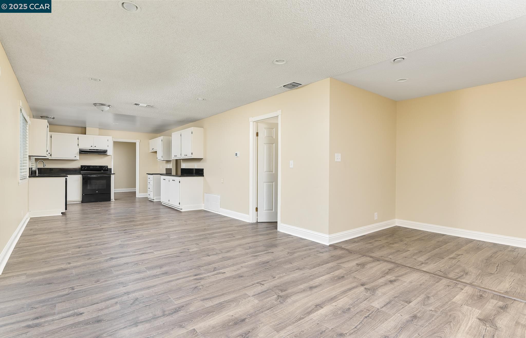 Detail Gallery Image 6 of 27 For 1324 Holmes Ct, Fairfield,  CA 94533 - 4 Beds | 2/1 Baths