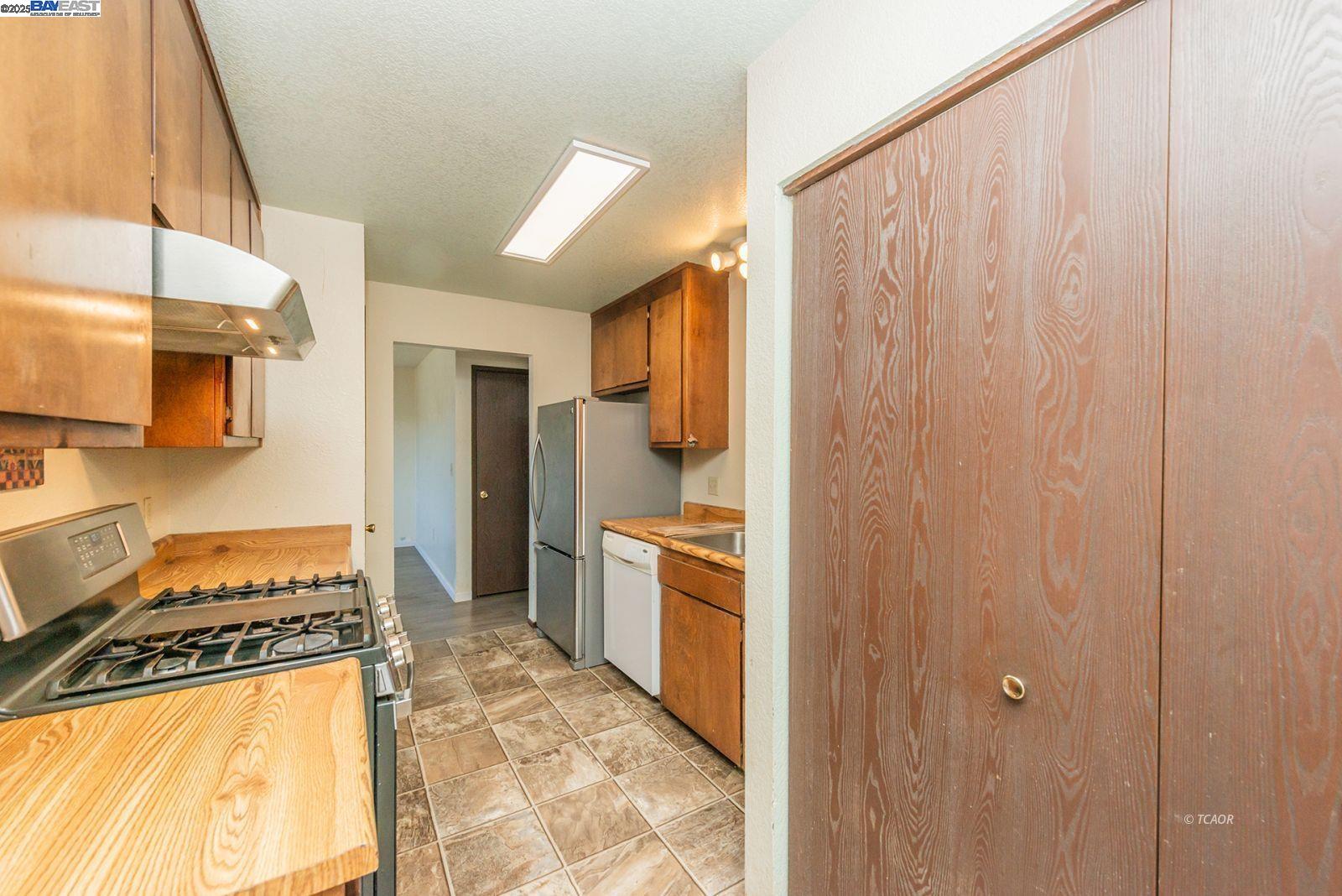 Detail Gallery Image 4 of 38 For 10 Second Ave, Lewiston,  CA 96052 - 3 Beds | 2/1 Baths