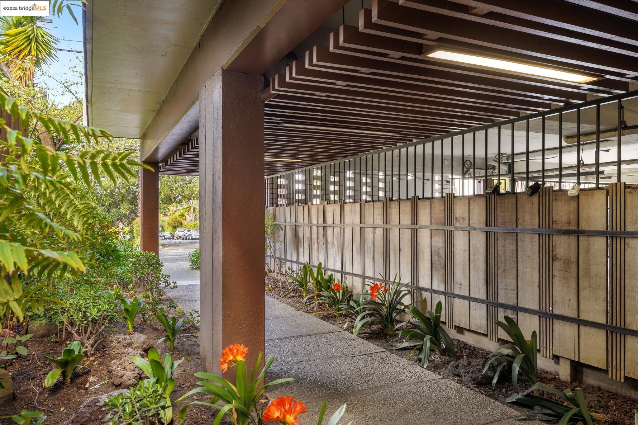 Detail Gallery Image 13 of 17 For 2601 College Ave #205,  Berkeley,  CA 94704 - 2 Beds | 1 Baths