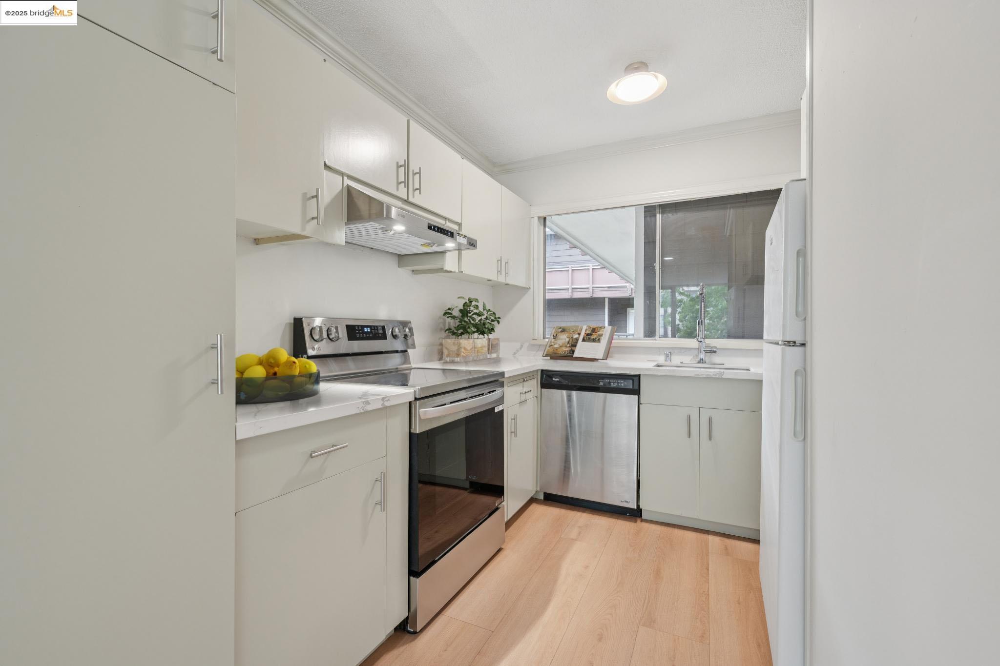 Detail Gallery Image 4 of 17 For 2601 College Ave #205,  Berkeley,  CA 94704 - 2 Beds | 1 Baths