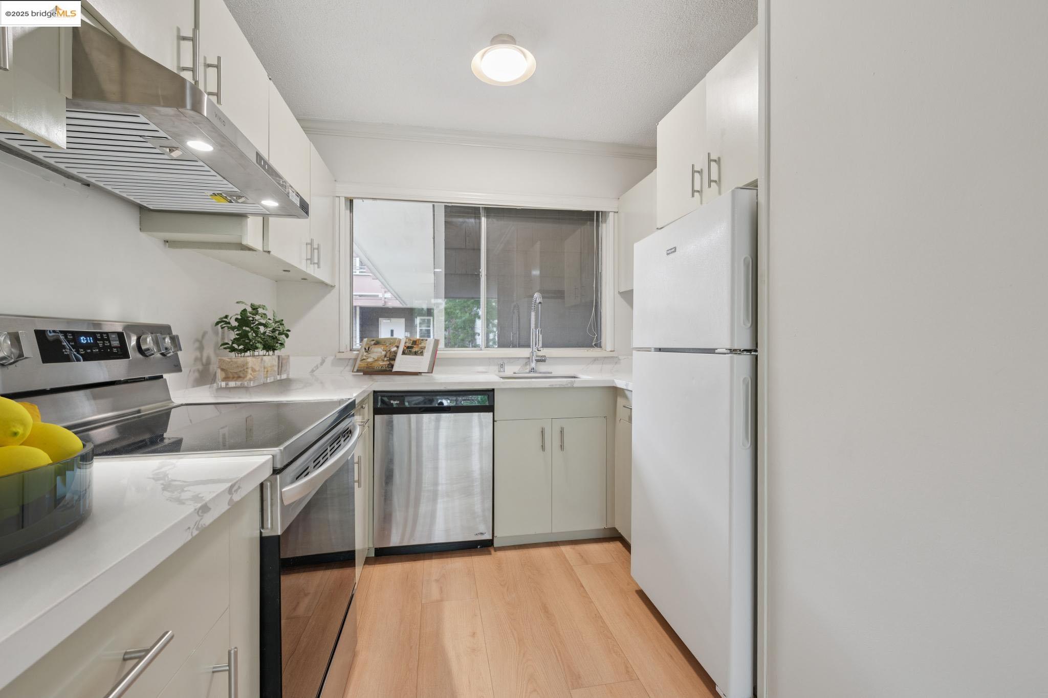Detail Gallery Image 5 of 17 For 2601 College Ave #205,  Berkeley,  CA 94704 - 2 Beds | 1 Baths