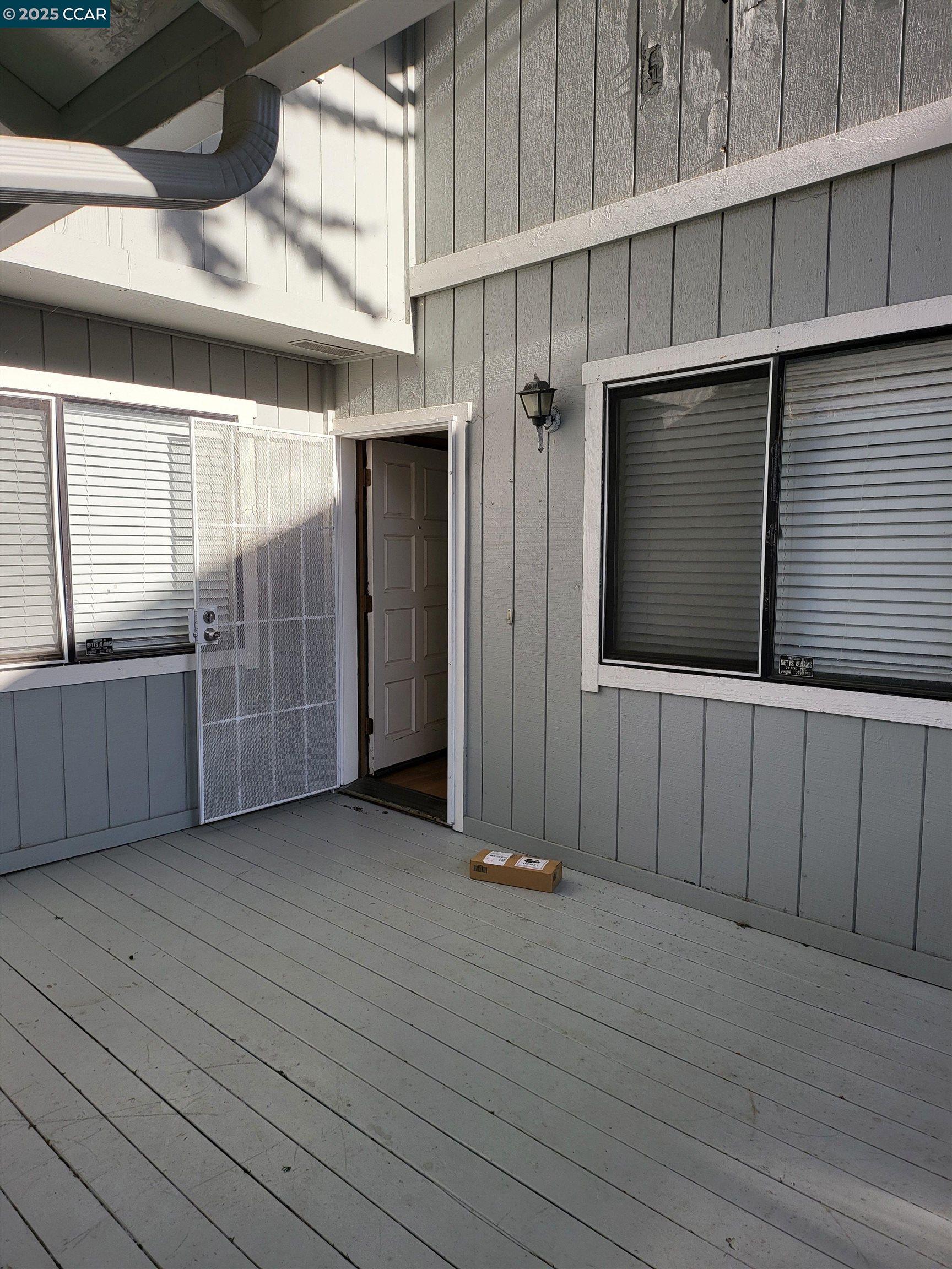 Detail Gallery Image 2 of 19 For 23 Dove Ln, Richmond,  CA 94803 - 3 Beds | 2/1 Baths