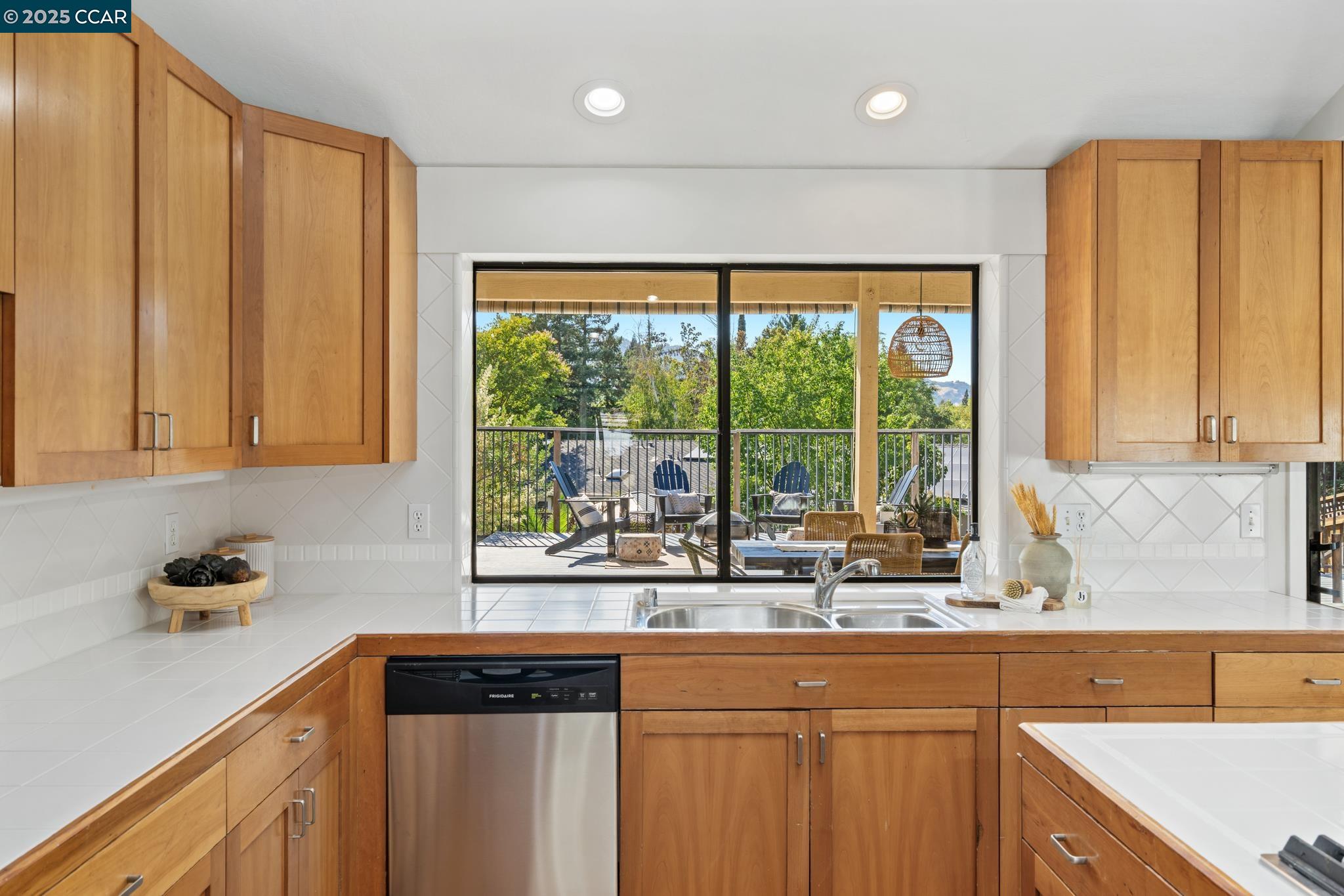 Detail Gallery Image 13 of 35 For 131 Clover Hill Court, Danville,  CA 94526 - 4 Beds | 2/1 Baths
