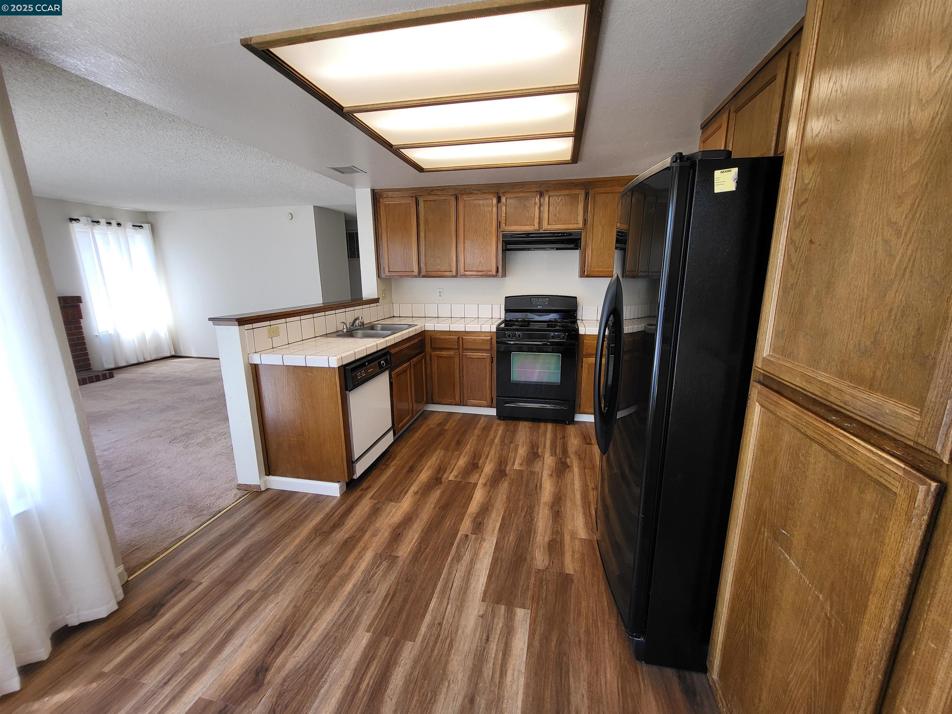 Detail Gallery Image 4 of 19 For 375 Turquoise Dr, Hercules,  CA 94547 - 3 Beds | 2/1 Baths