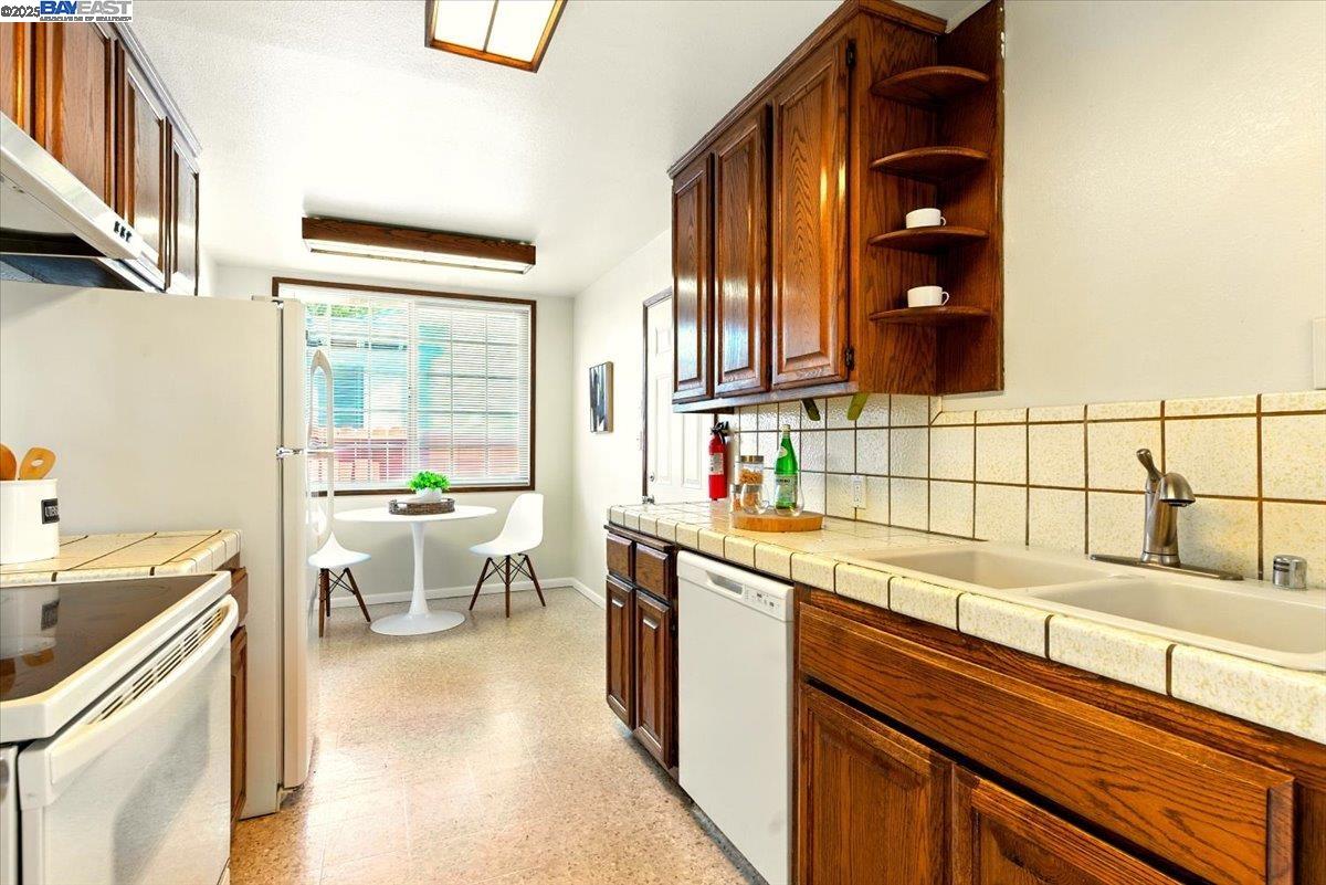 Detail Gallery Image 8 of 30 For 24728 Stone Ct, Hayward,  CA 94545 - 3 Beds | 2 Baths