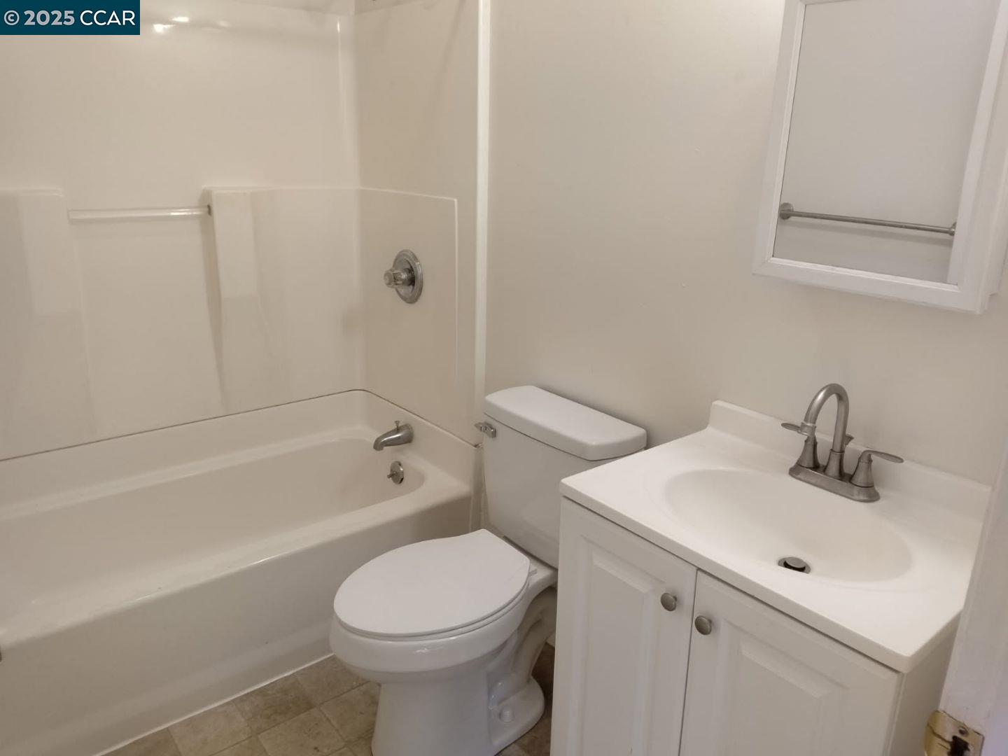 Detail Gallery Image 5 of 6 For 2121 Stanton Ave, San Pablo,  CA 94806 - 2 Beds | 1 Baths