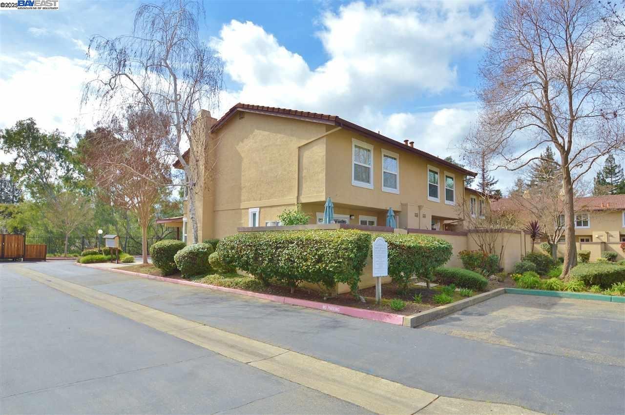 Detail Gallery Image 2 of 38 For 4428 Del Valle Pkwy, Pleasanton,  CA 94566 - 3 Beds | 2/1 Baths