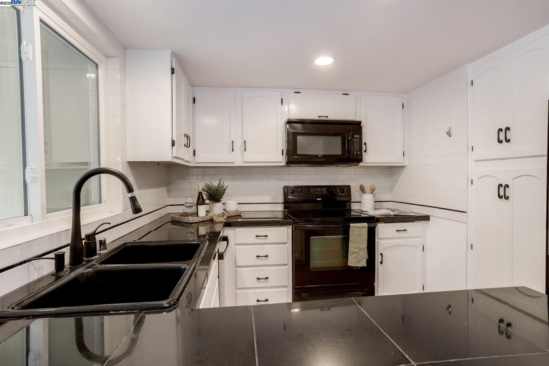 Detail Gallery Image 12 of 38 For 4428 Del Valle Pkwy, Pleasanton,  CA 94566 - 3 Beds | 2/1 Baths