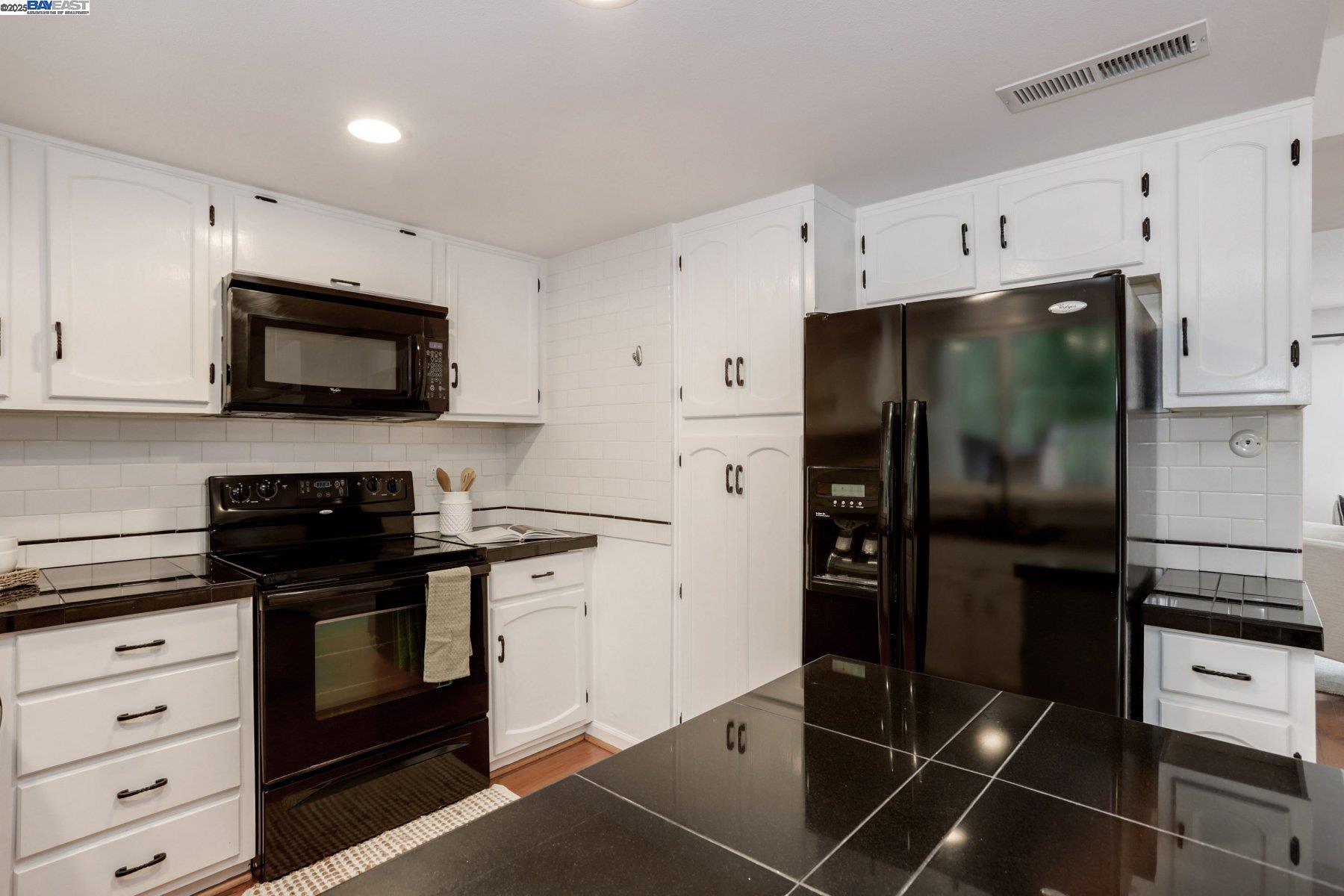 Detail Gallery Image 13 of 38 For 4428 Del Valle Pkwy, Pleasanton,  CA 94566 - 3 Beds | 2/1 Baths