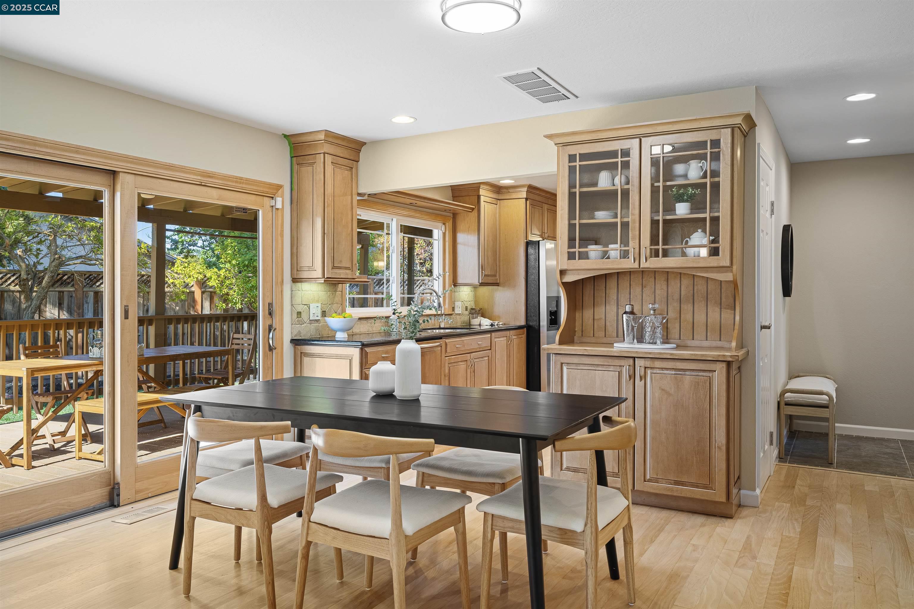 Detail Gallery Image 9 of 33 For 1730 Getoun Ct, Concord,  CA 94518 - 4 Beds | 2/1 Baths
