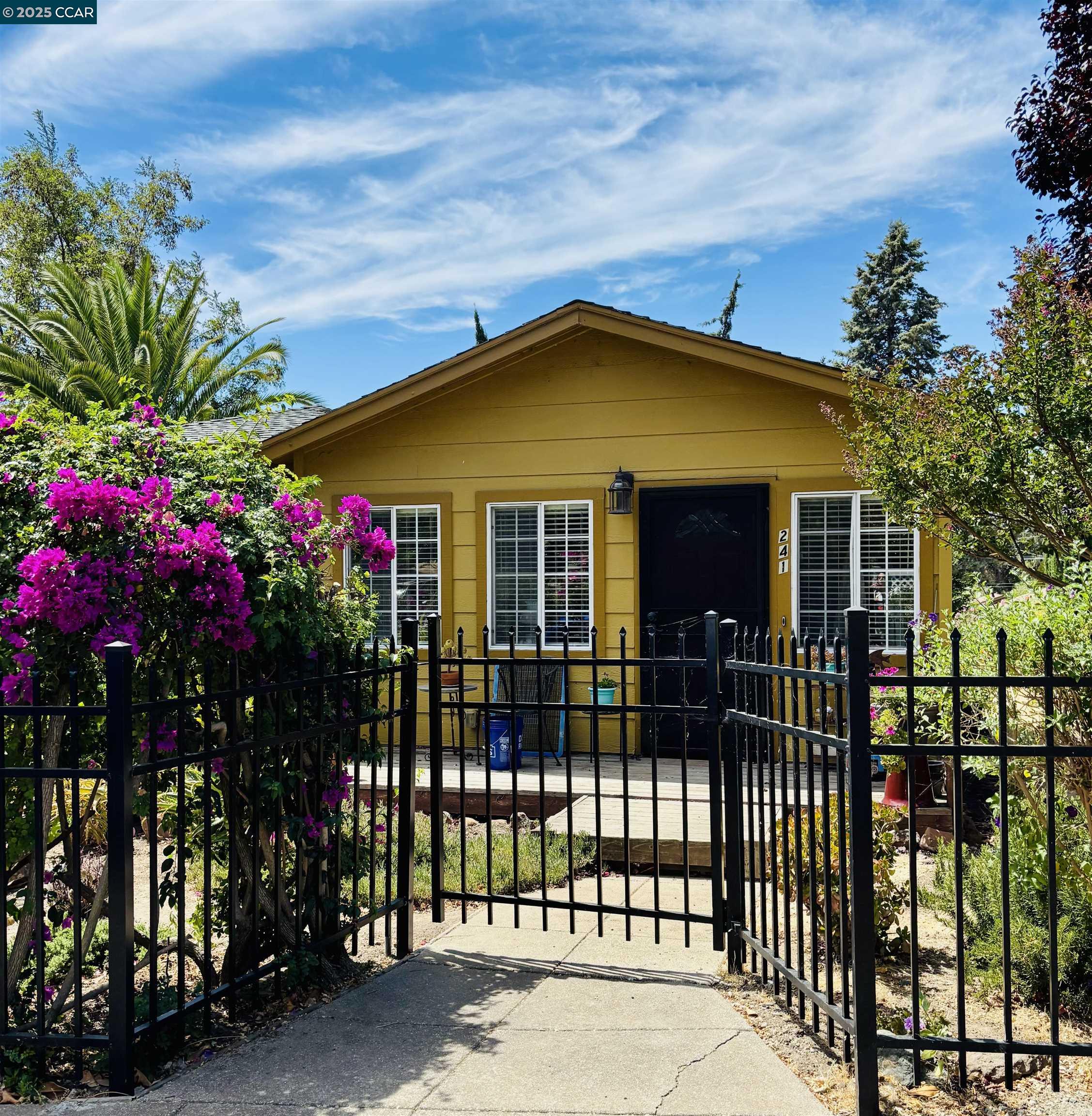 Detail Gallery Image 1 of 10 For 241 Wellington Ave, Concord,  CA 94520 - 1 Beds | 1 Baths