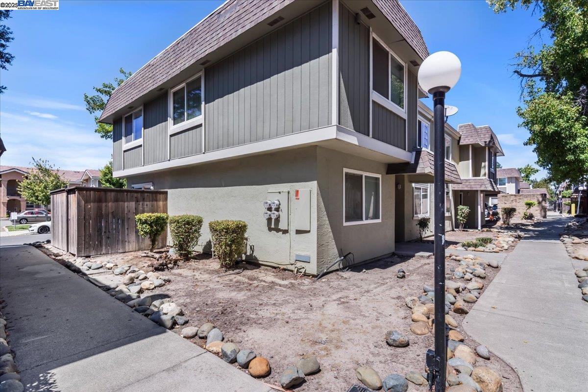 Detail Gallery Image 2 of 25 For 1354 Callen St a,  Vacaville,  CA 95688 - 3 Beds | 1/1 Baths