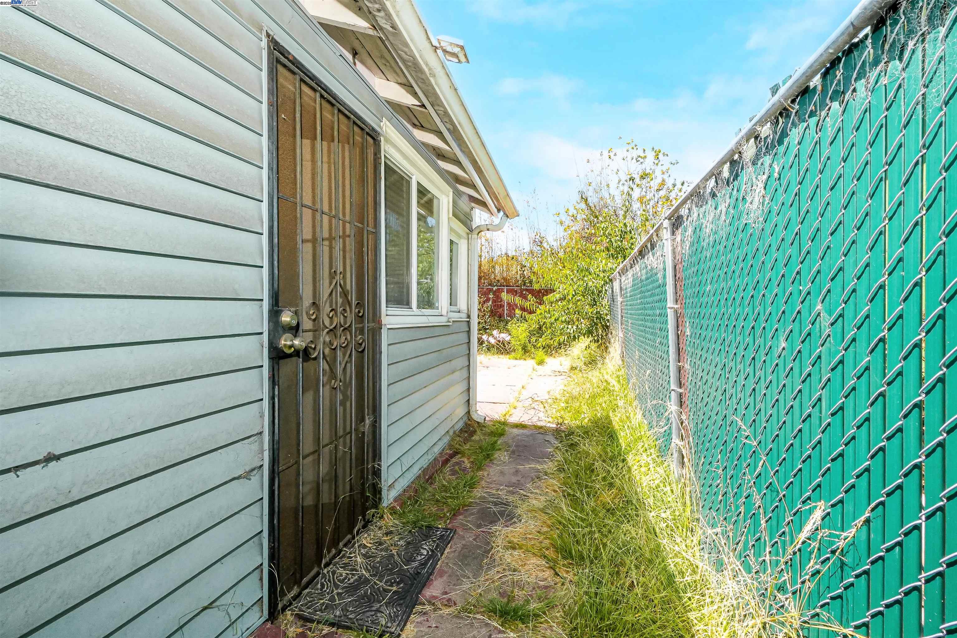 Detail Gallery Image 27 of 30 For 559 Almanza Dr, Oakland,  CA 94603 - 2 Beds | 1 Baths