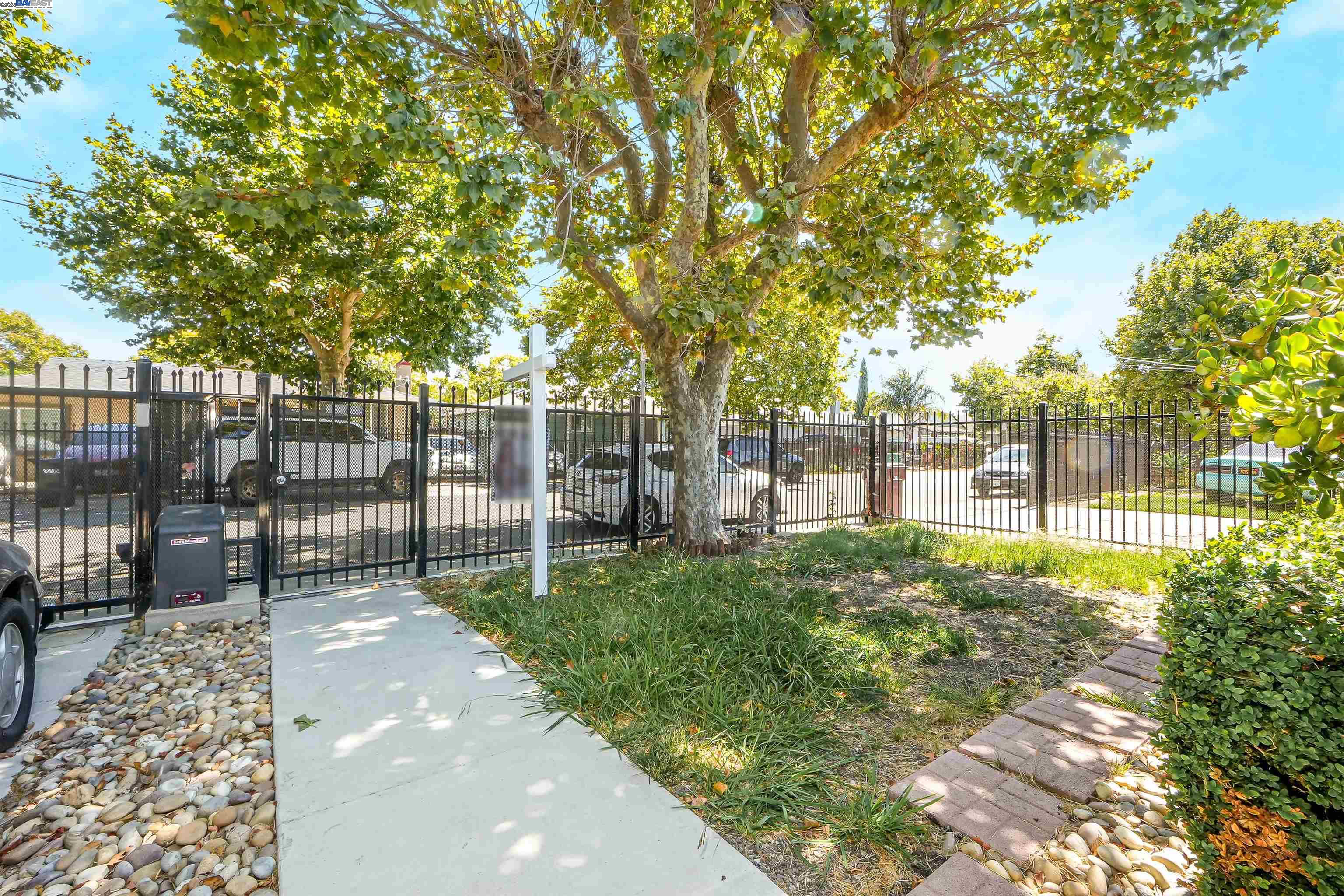 Detail Gallery Image 4 of 30 For 559 Almanza Dr, Oakland,  CA 94603 - 2 Beds | 1 Baths