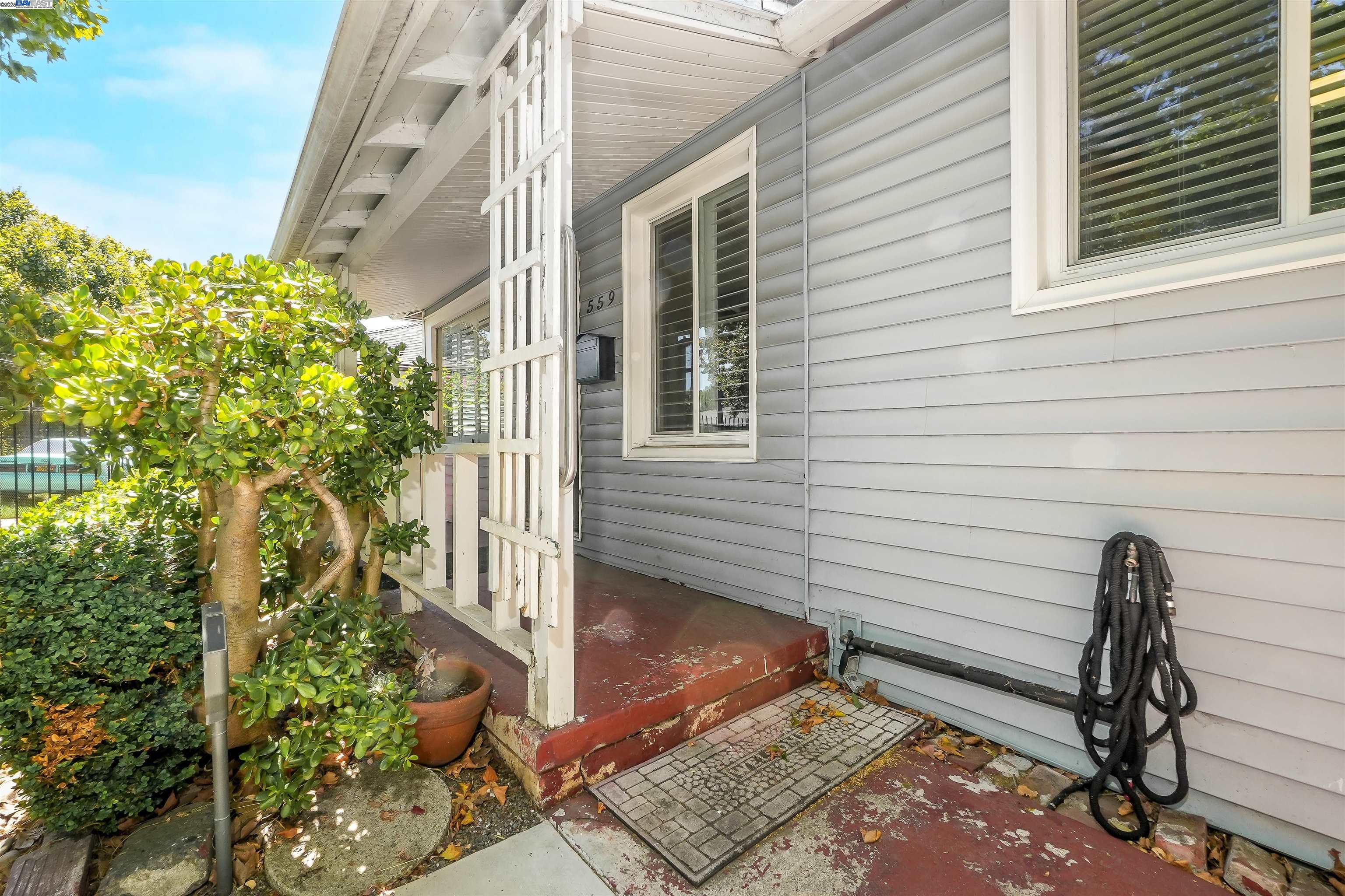 Detail Gallery Image 5 of 30 For 559 Almanza Dr, Oakland,  CA 94603 - 2 Beds | 1 Baths