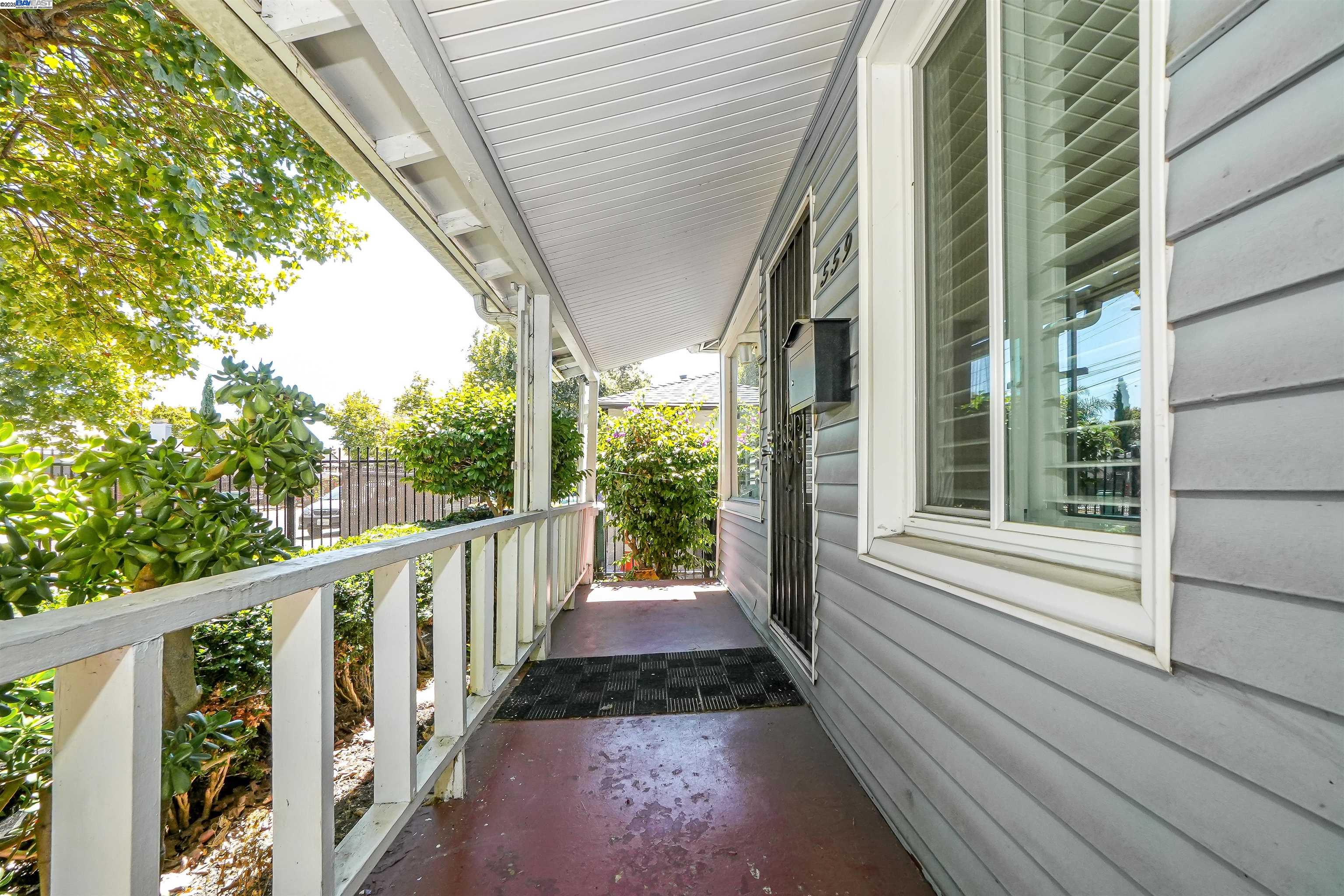 Detail Gallery Image 6 of 30 For 559 Almanza Dr, Oakland,  CA 94603 - 2 Beds | 1 Baths