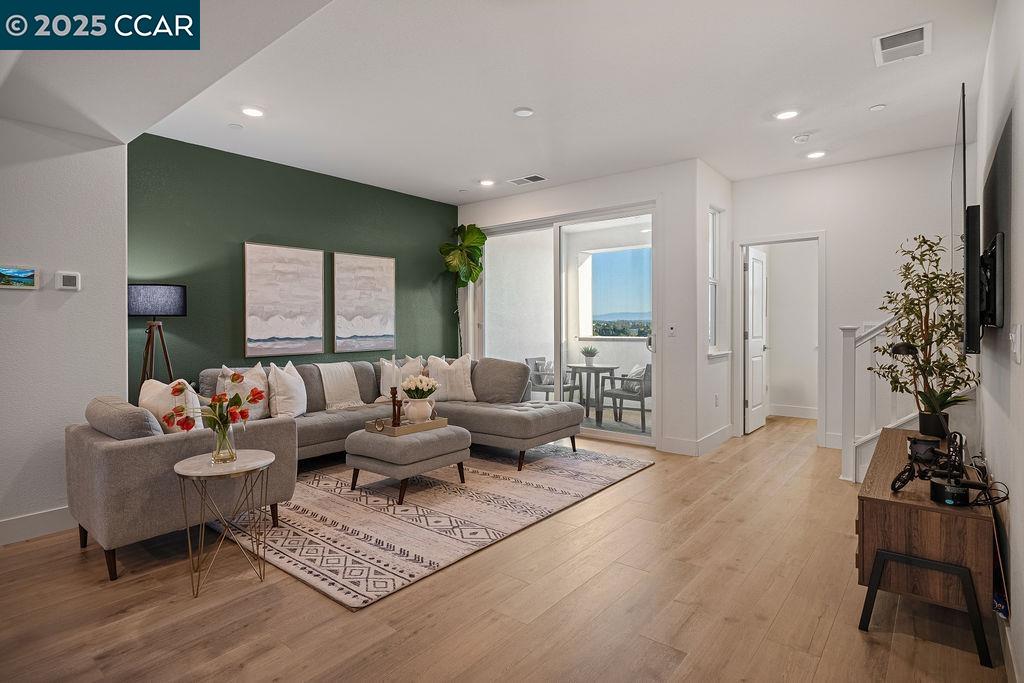 Detail Gallery Image 2 of 30 For 28949 Hideaway St, Hayward,  CA 94544 - 4 Beds | 3/1 Baths