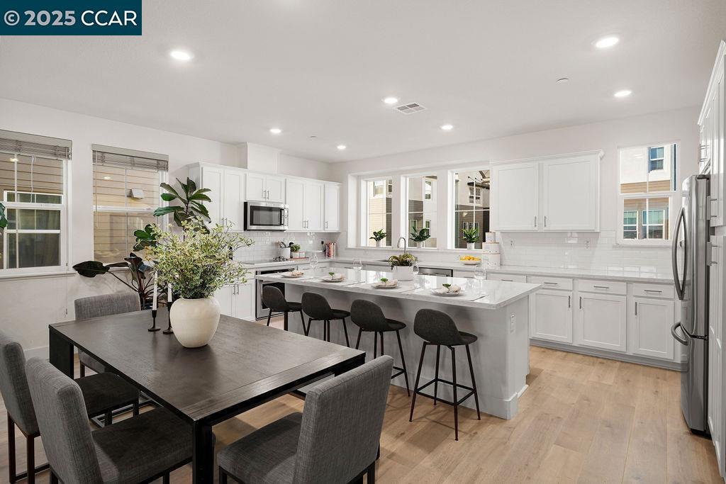 Detail Gallery Image 4 of 30 For 28949 Hideaway St, Hayward,  CA 94544 - 4 Beds | 3/1 Baths