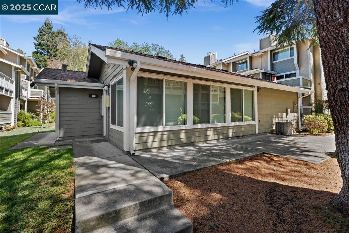 Detail Gallery Image 20 of 24 For 2597 Oak Rd, Walnut Creek,  CA 94597 - 2 Beds | 1 Baths