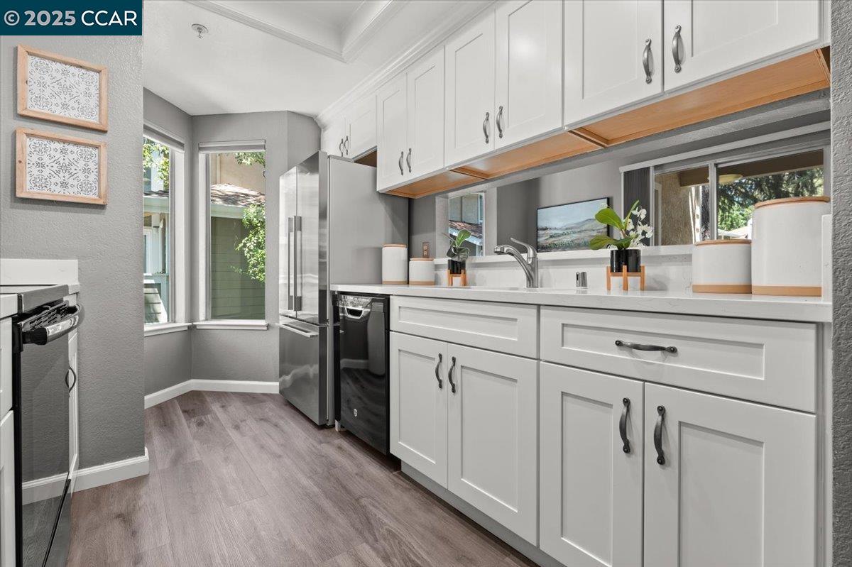 Detail Gallery Image 4 of 24 For 2597 Oak Rd, Walnut Creek,  CA 94597 - 2 Beds | 1 Baths
