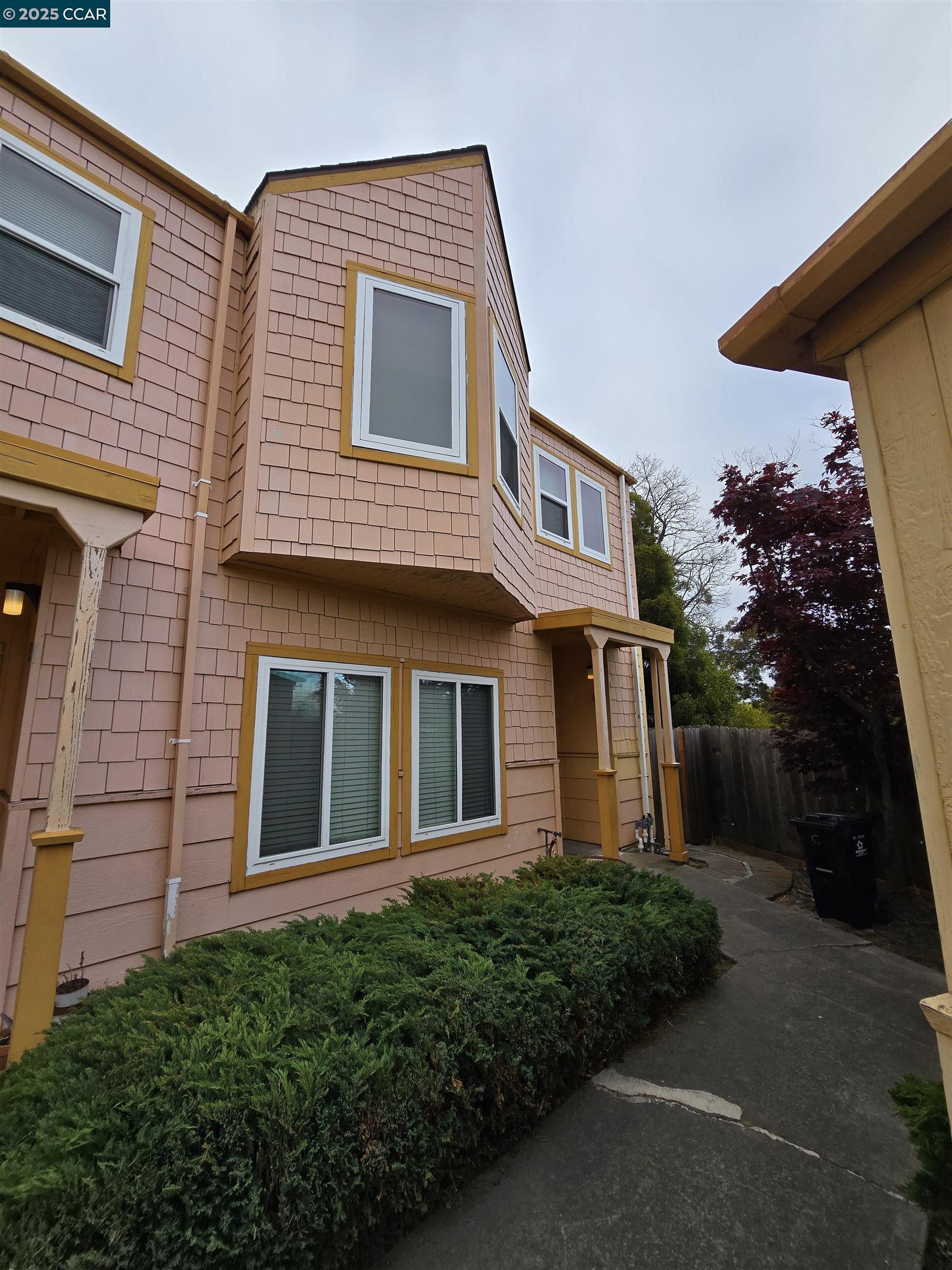Detail Gallery Image 1 of 9 For 1520 S 55th, Richmond,  CA 94804 - 2 Beds | 1 Baths