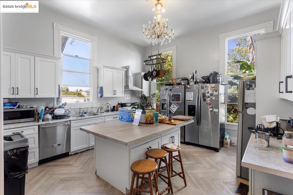 Detail Gallery Image 8 of 23 For 1218 E 21st St, Oakland,  CA 94606 - 19 Beds | 9 Baths