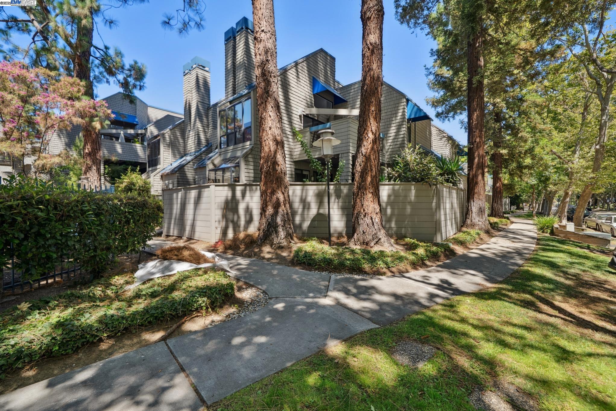 Detail Gallery Image 1 of 31 For 1089 Foxchase Dr, San Jose,  CA 95123 - 2 Beds | 1 Baths