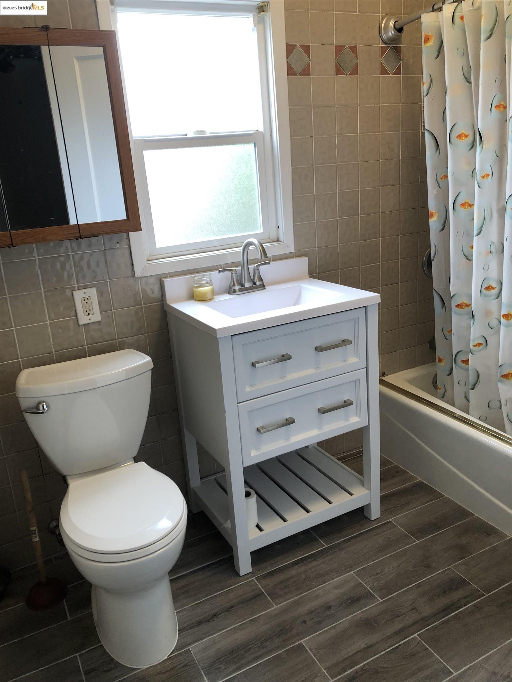 Detail Gallery Image 3 of 5 For 3527 Suter St, Oakland,  CA 94619 - 3 Beds | 1 Baths