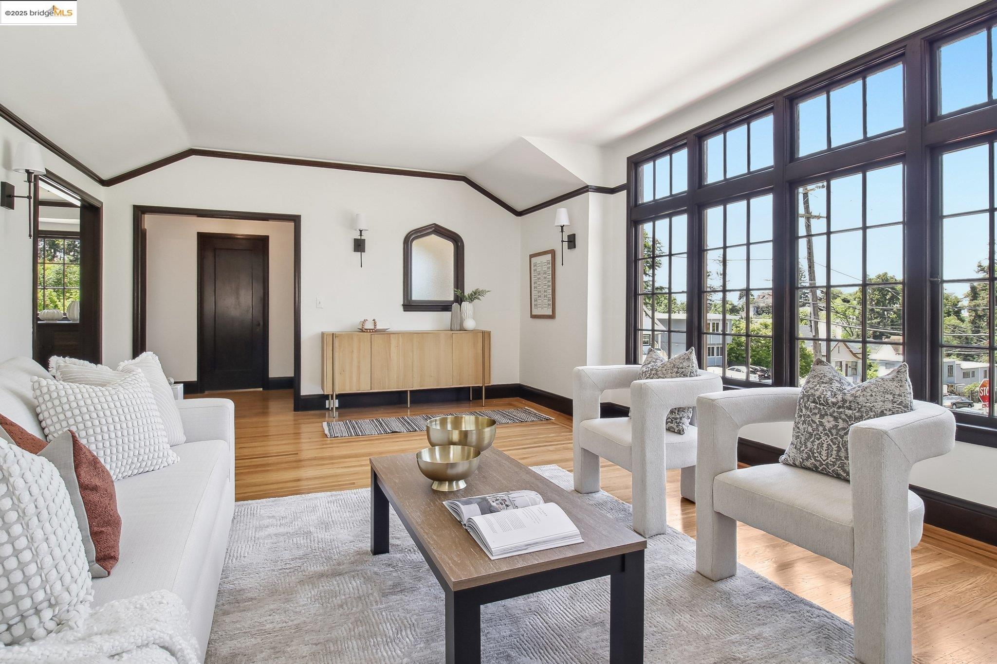 Detail Gallery Image 2 of 59 For 2900 Sheffield Ave, Oakland,  CA 94602 - 3 Beds | 1 Baths