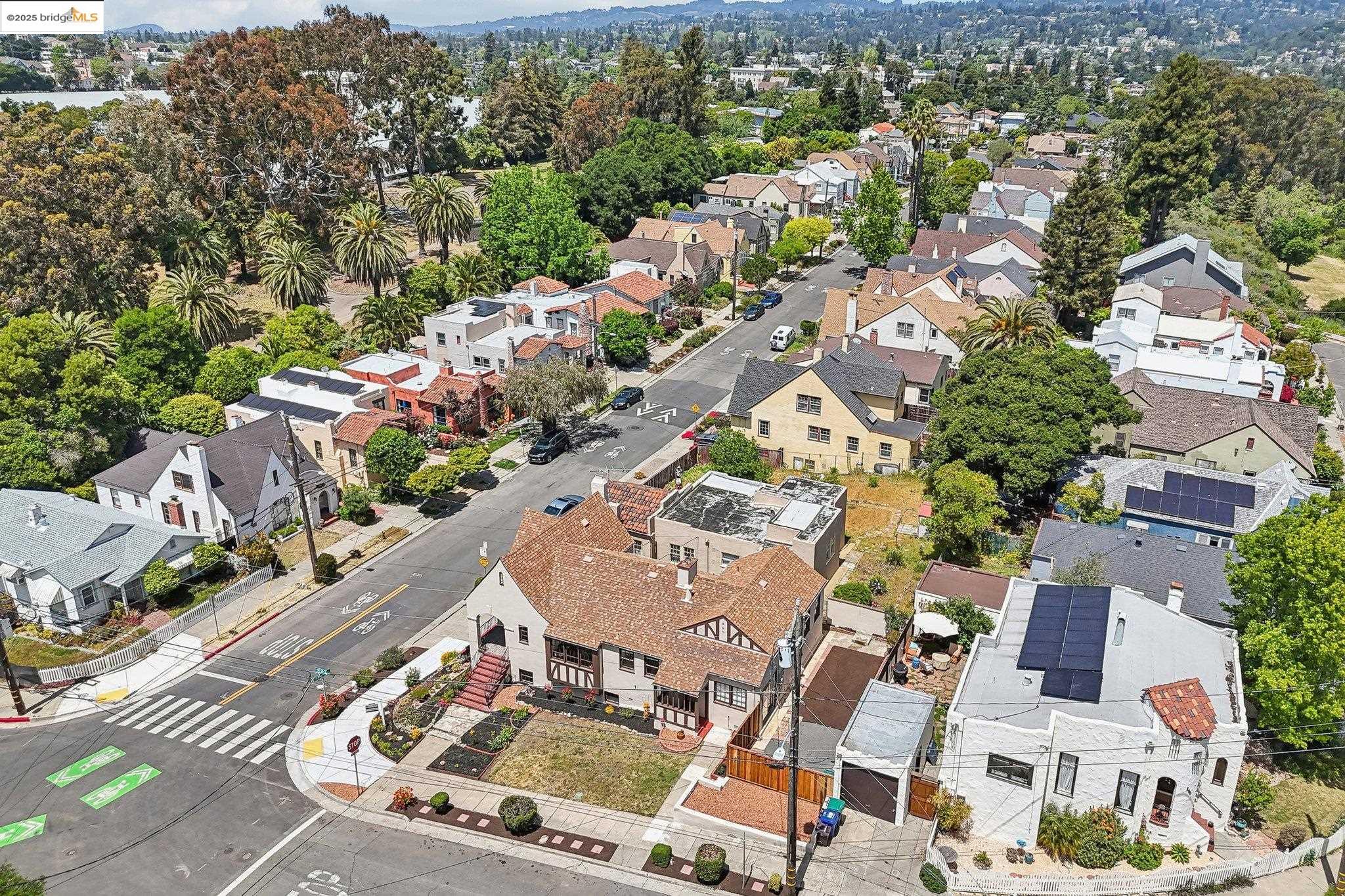 Detail Gallery Image 50 of 59 For 2900 Sheffield Ave, Oakland,  CA 94602 - 3 Beds | 1 Baths
